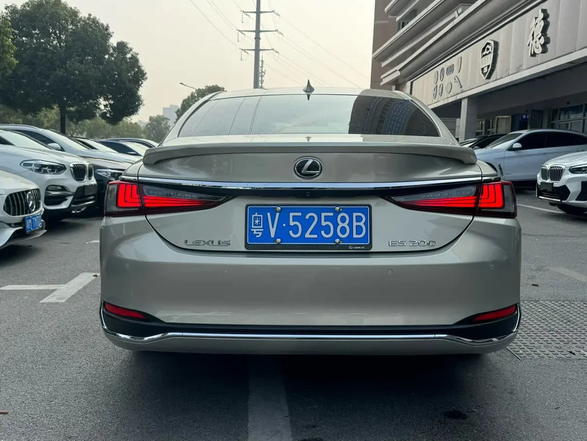 Lexus ES 2021 г. 90011 км. — фото 4