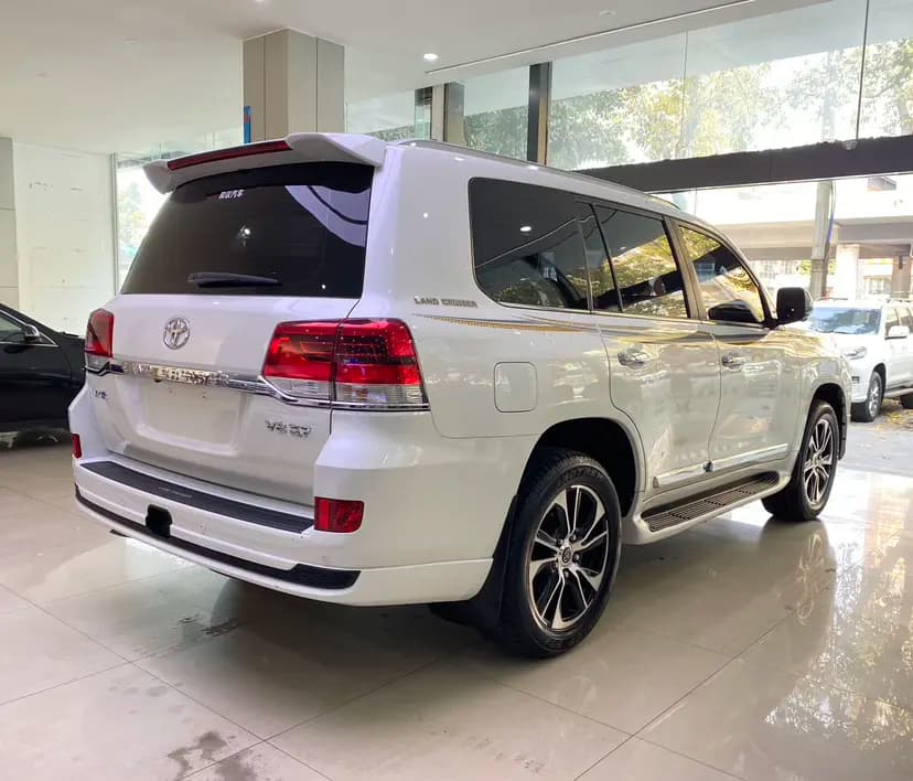 Toyota Land Cruiser 2023 г. 33104 км. — фото 6