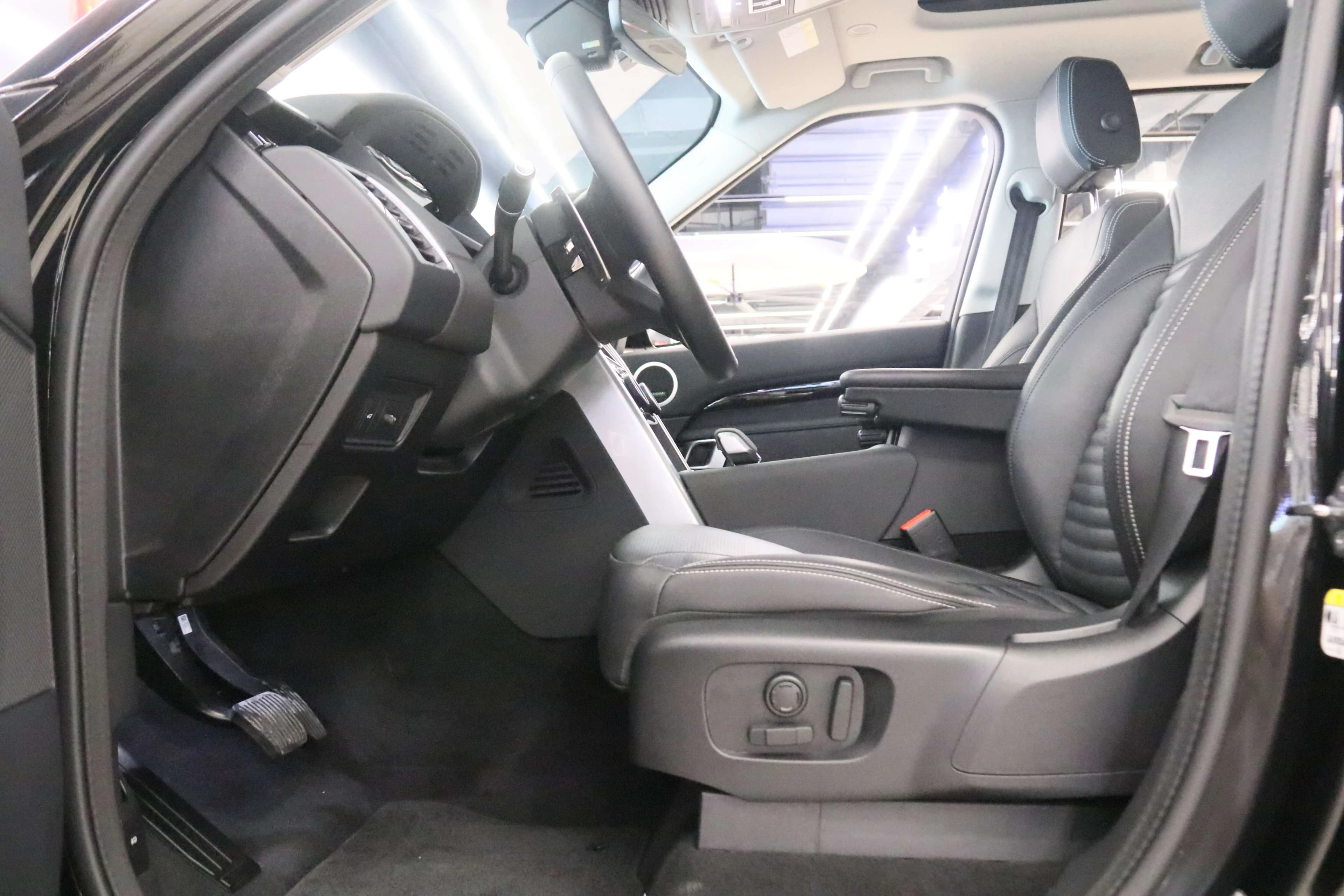 Land Rover Discovery 2024 г. 31778 км. — фото 21