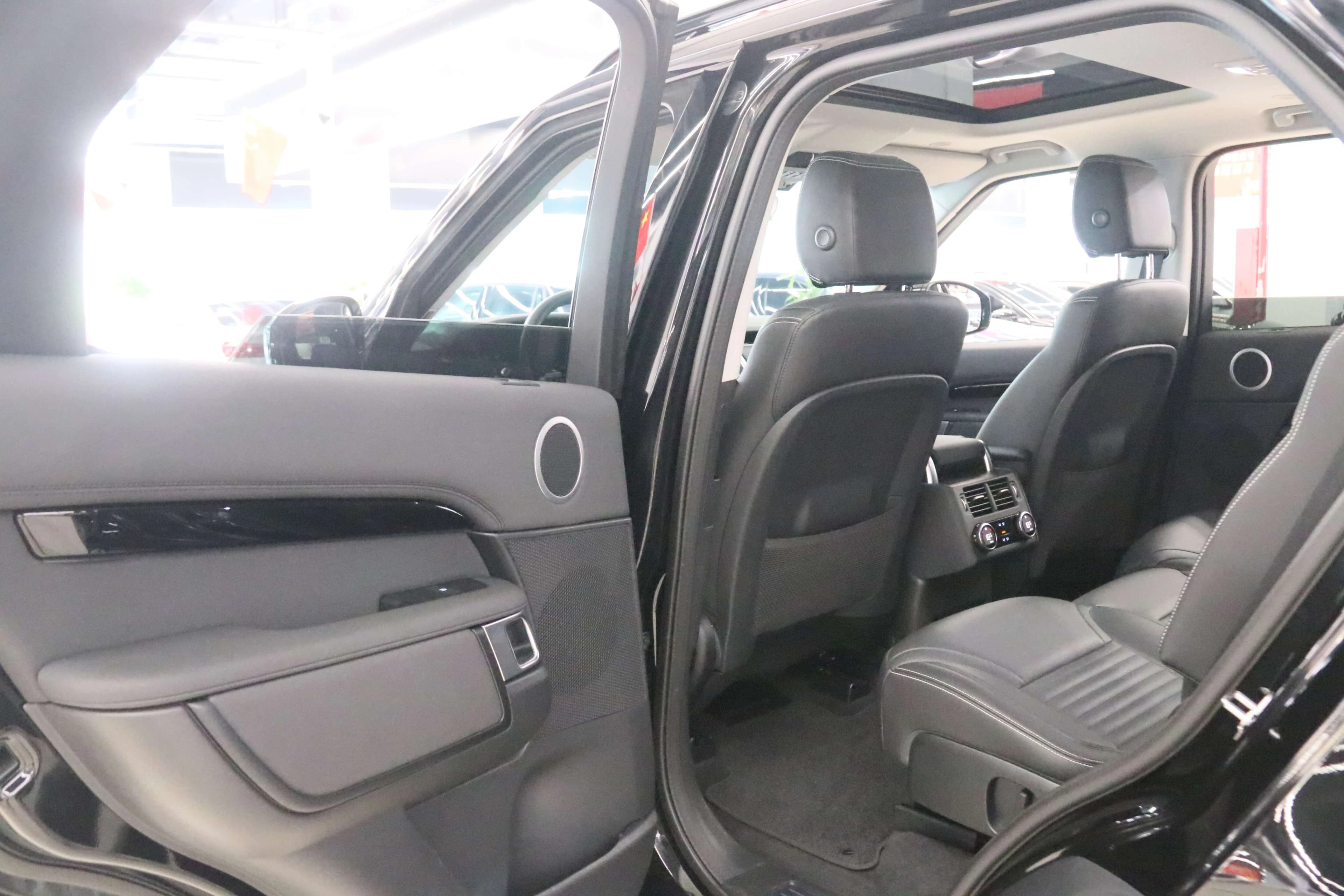 Land Rover Discovery 2024 г. 31778 км. — фото 24