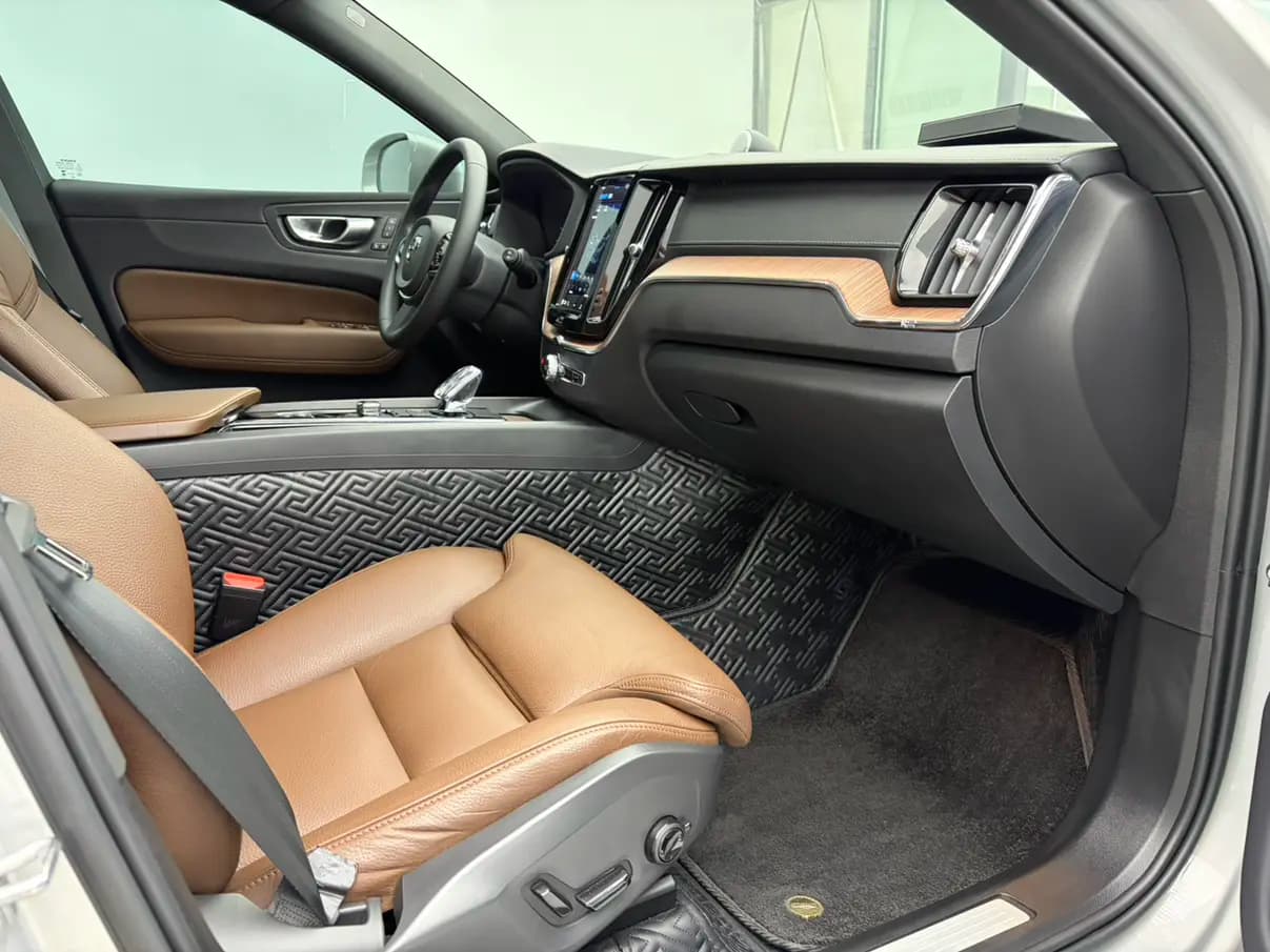 Volvo XC60 2023 г. 47120 км. — фото 10