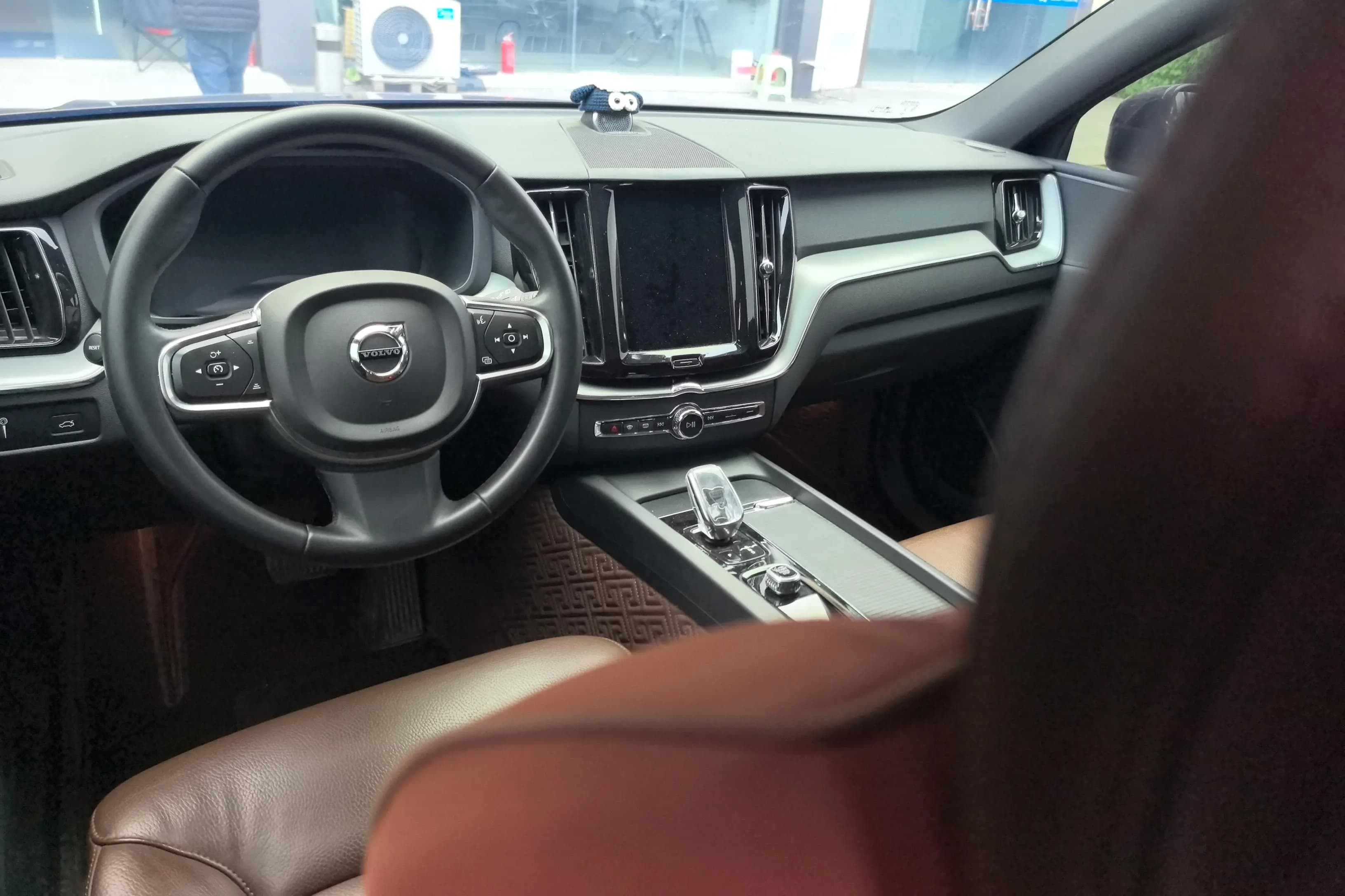 Volvo XC60 2022 г. 64821 км. — фото 12