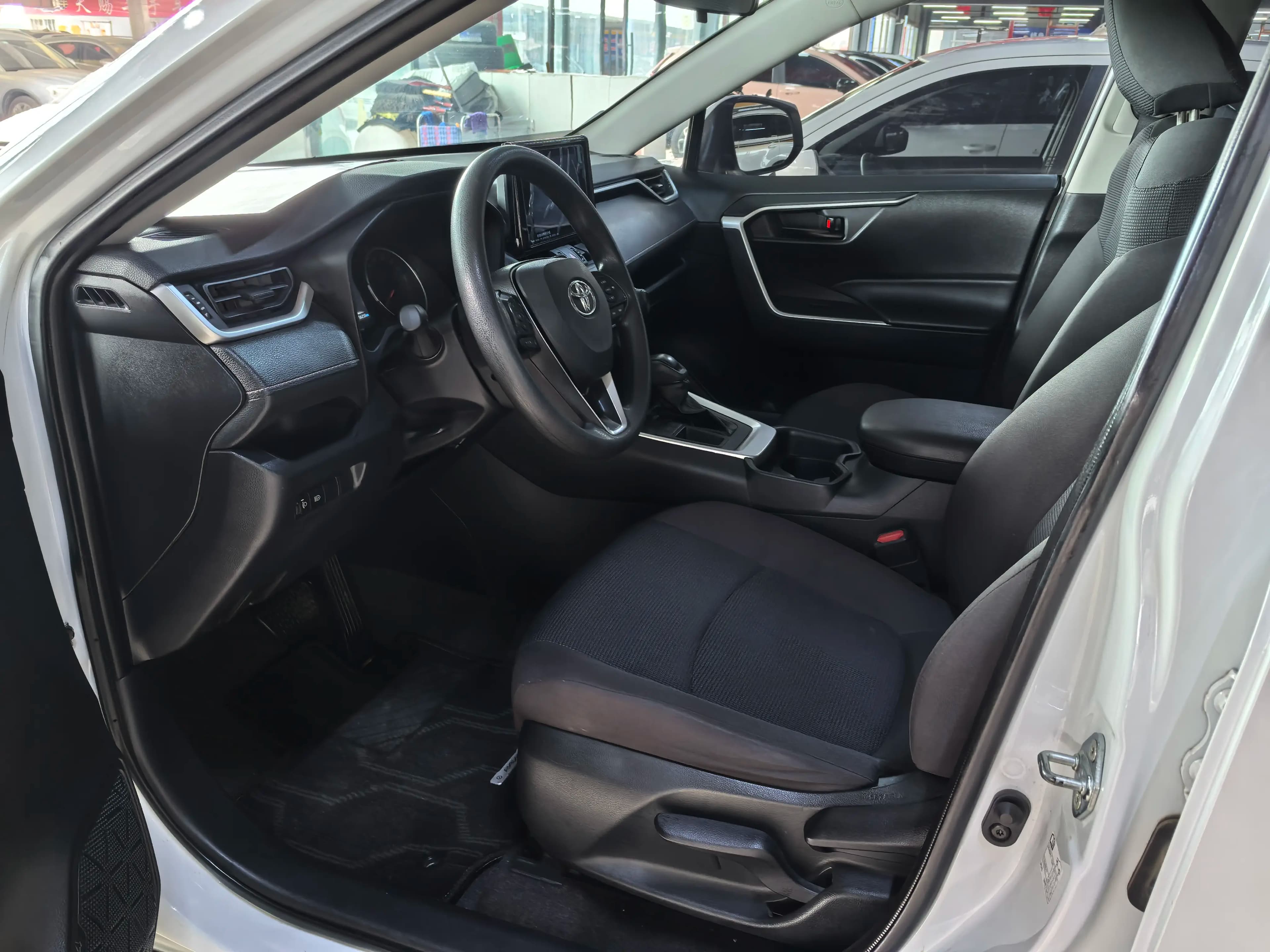 Toyota RAV4 2023 г. 56087 км. — фото 9