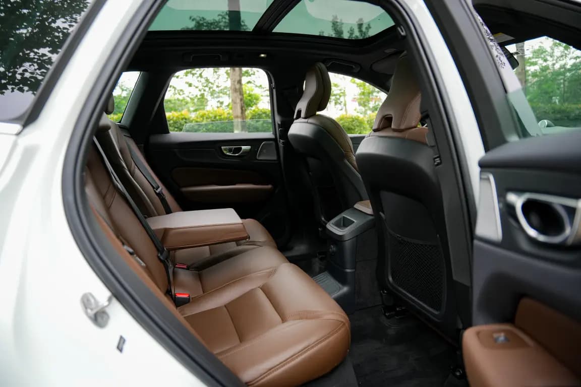 Volvo XC60 PHEV 2024 г. 11141 км. — фото 11