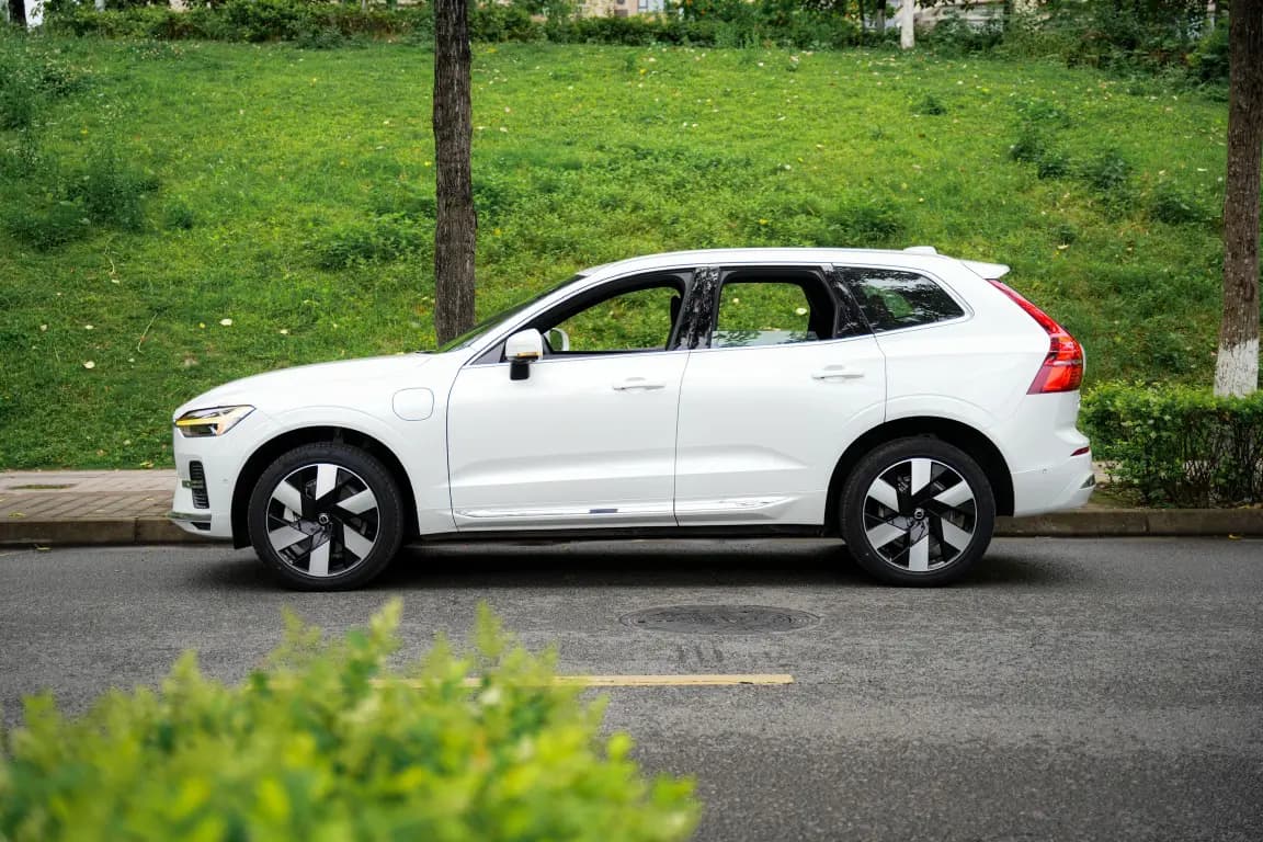 Volvo XC60 PHEV 2024 г. 11141 км. — фото 3