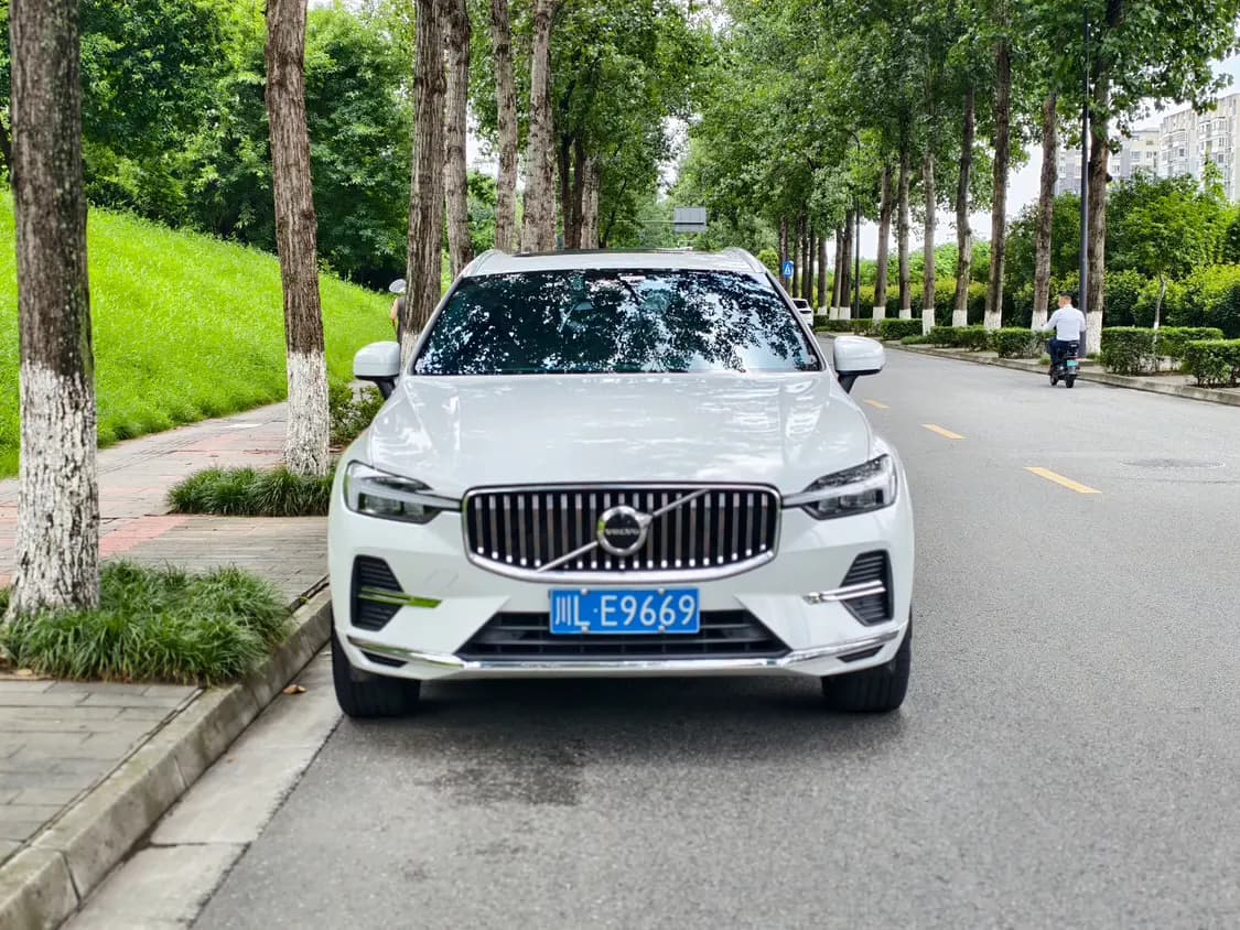 Volvo XC60 2023 г. 35142 км. — фото 2