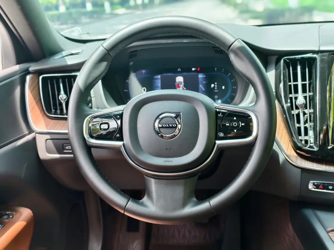 Volvo XC60 2023 г. 35142 км. — фото 11