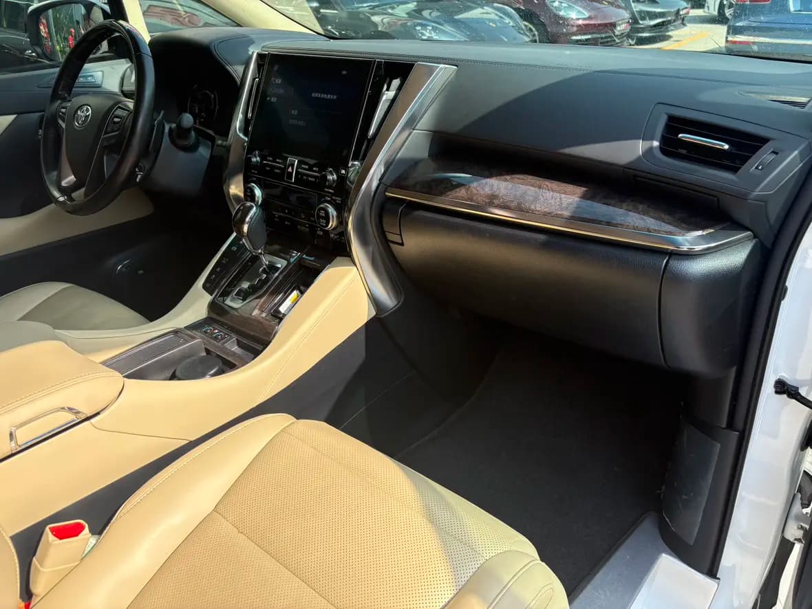 Toyota Alphard 2022 г. 57449 км. — фото 10