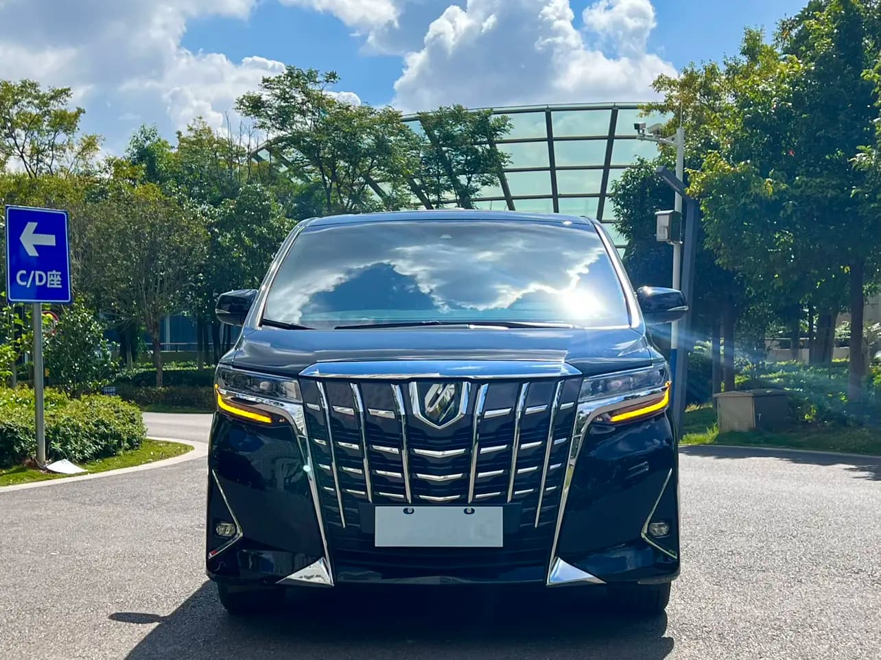 Toyota Alphard 2022 г. 70000 км. — фото 2