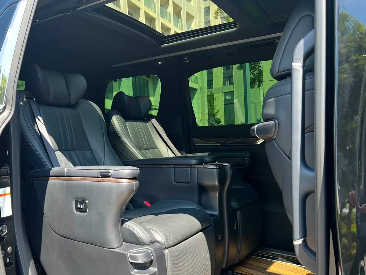 Toyota Alphard 2022 г. 70000 км. — фото 20