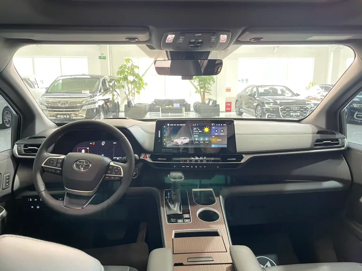 Toyota Granvia 2024 г. 20171 км. — фото 18