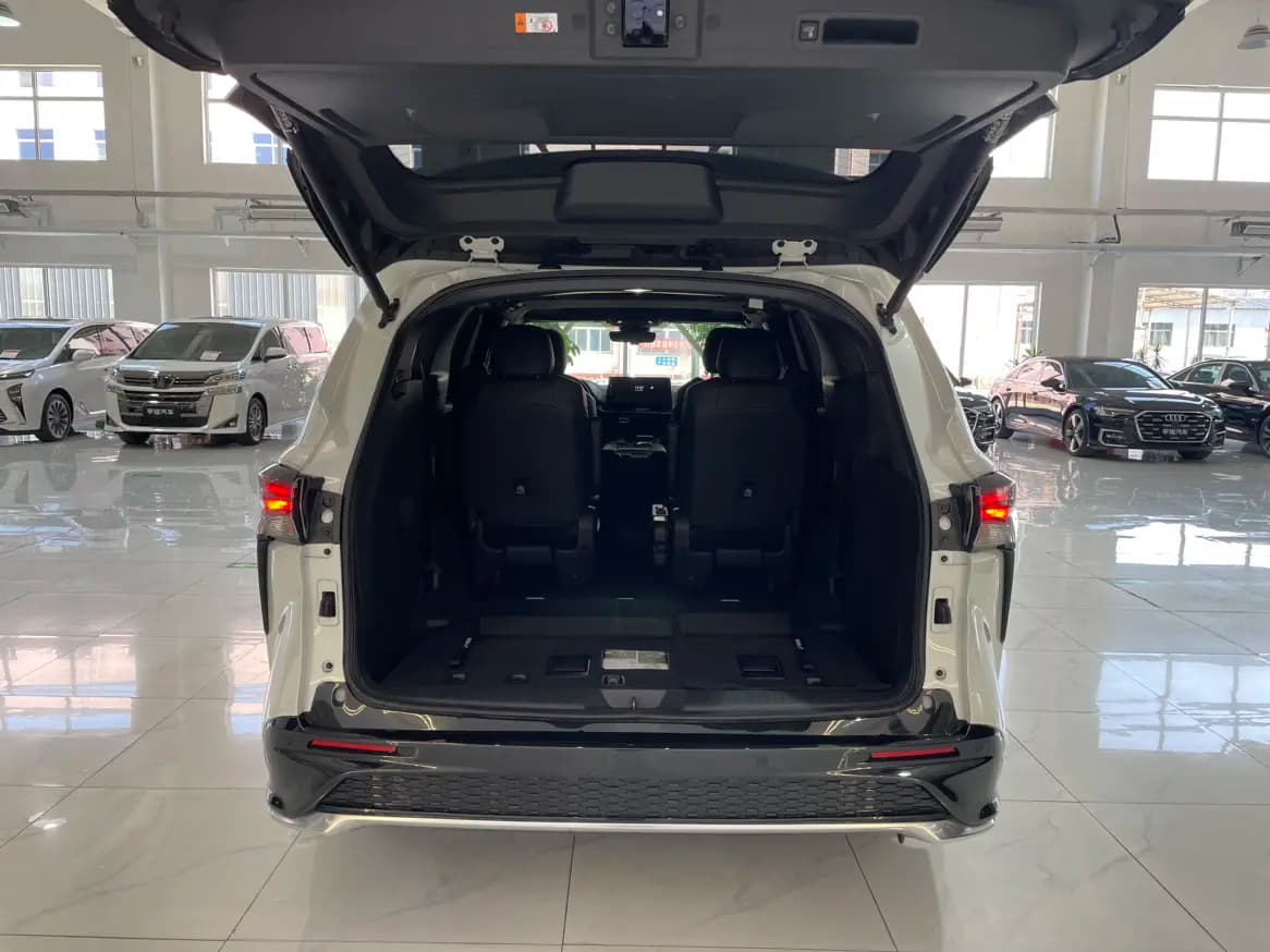 Toyota Granvia 2024 г. 20171 км. — фото 28