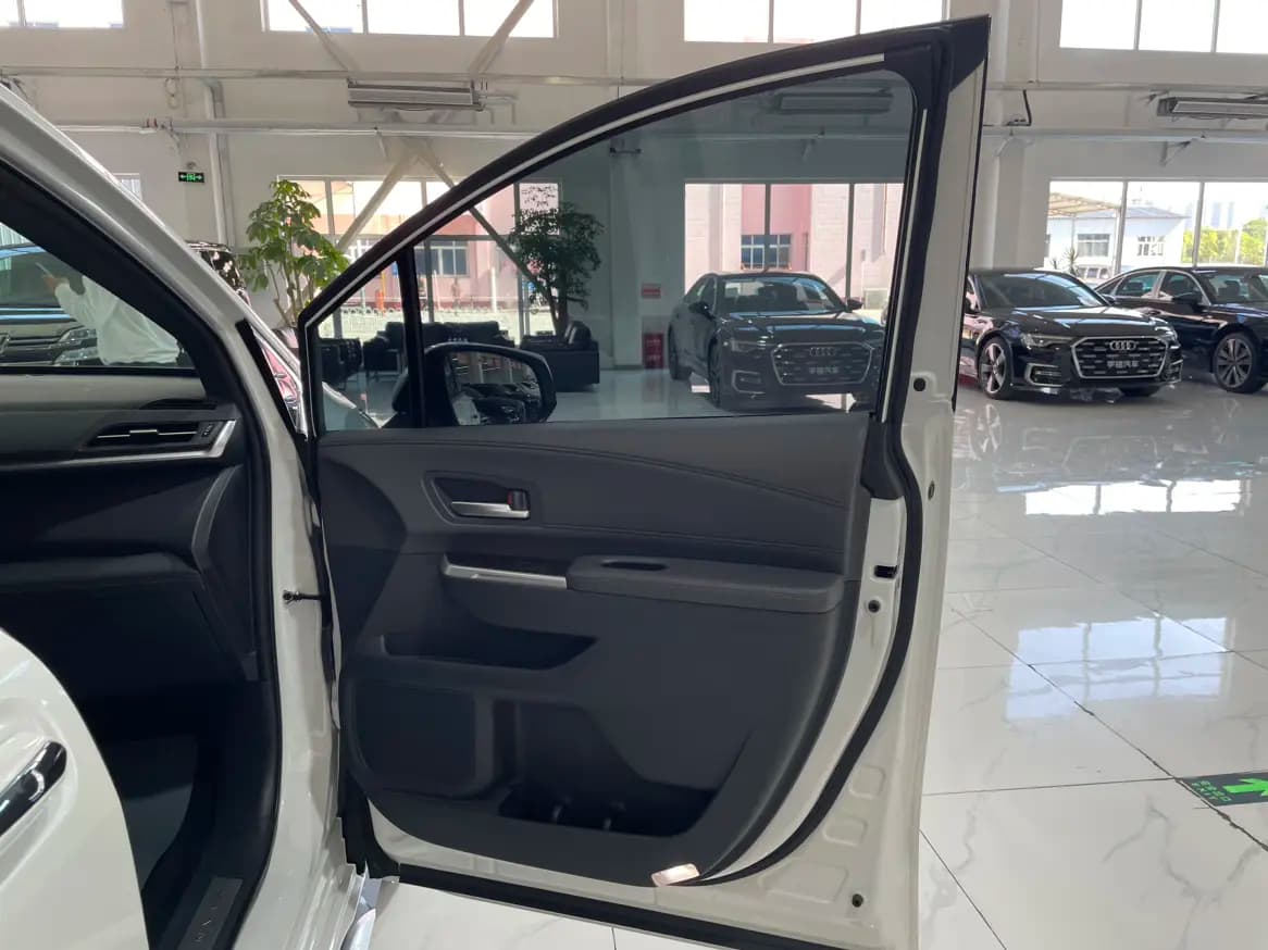 Toyota Granvia 2024 г. 20171 км. — фото 30
