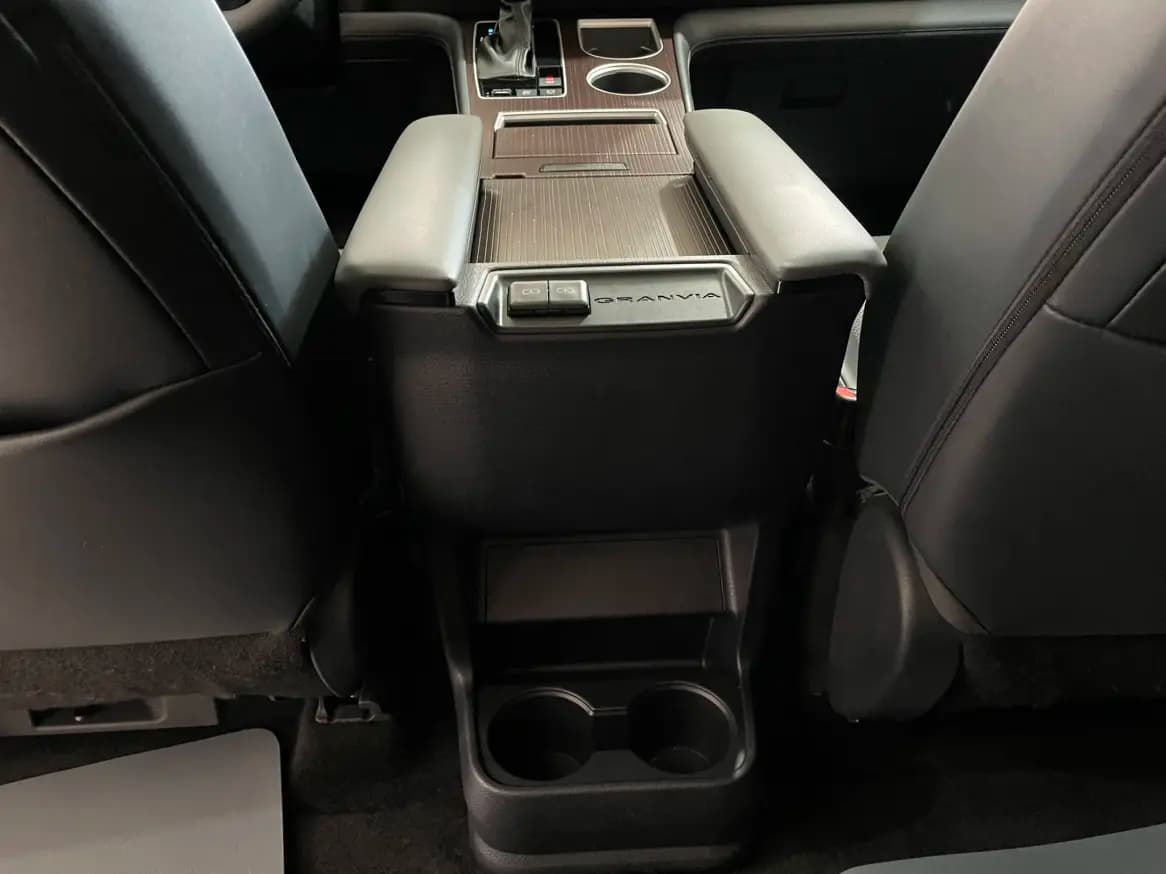 Toyota Granvia 2024 г. 20171 км. — фото 32