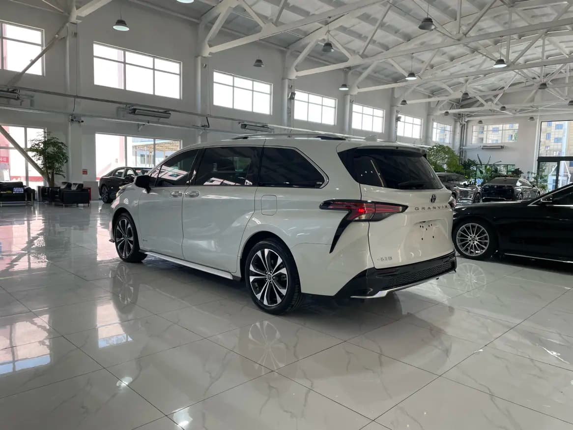 Toyota Granvia 2024 г. 20171 км. — фото 5
