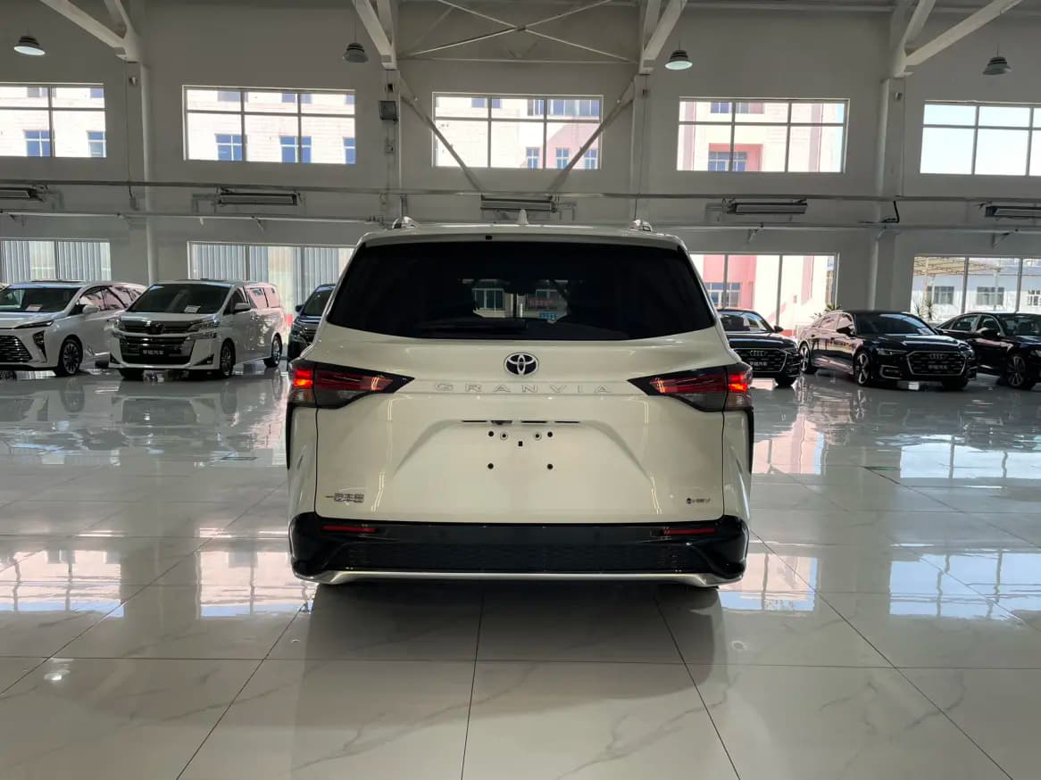 Toyota Granvia 2024 г. 20171 км. — фото 6