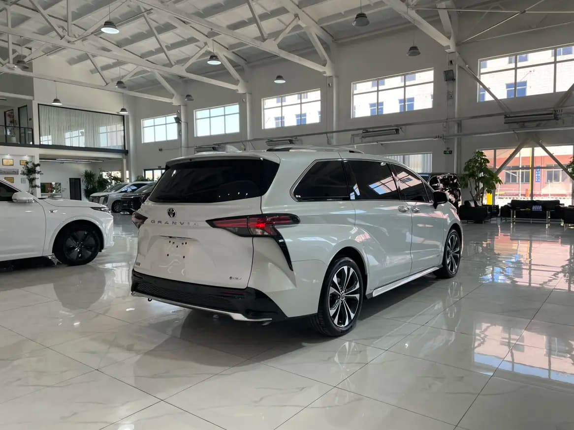 Toyota Granvia 2024 г. 20171 км. — фото 7