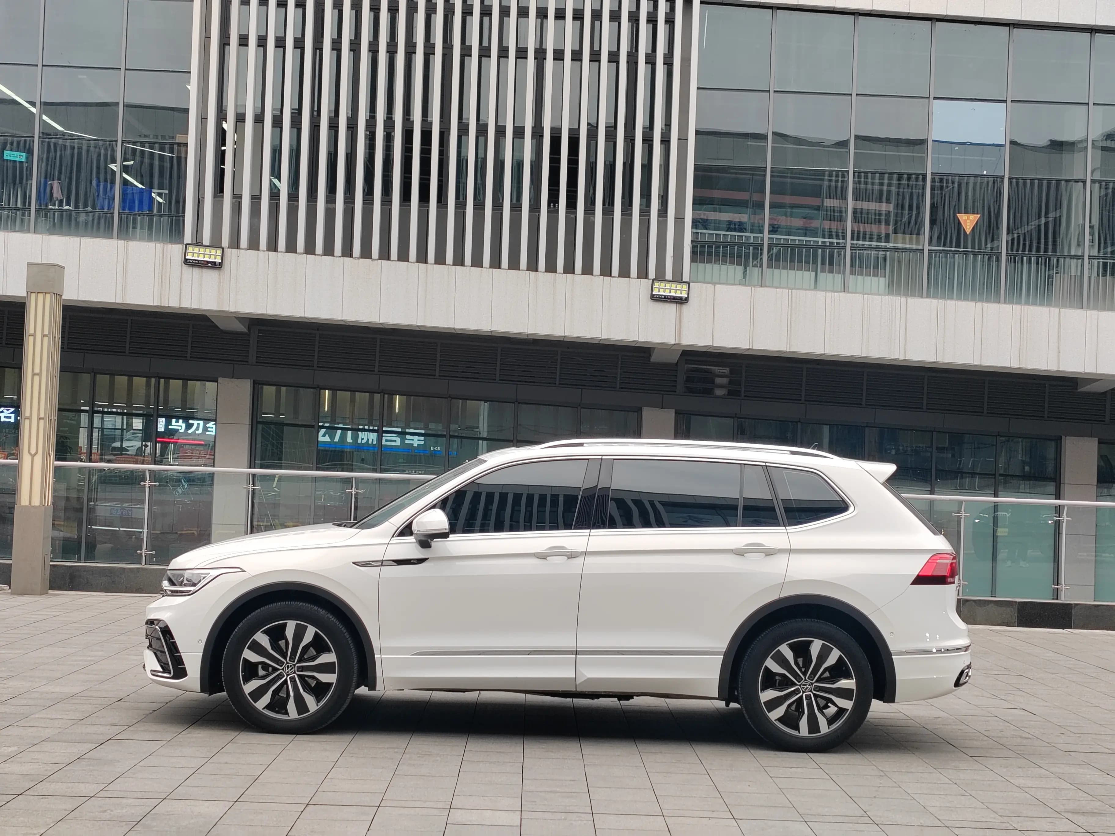 Volkswagen Tiguan L 2024 г. 21103 км. — фото 4