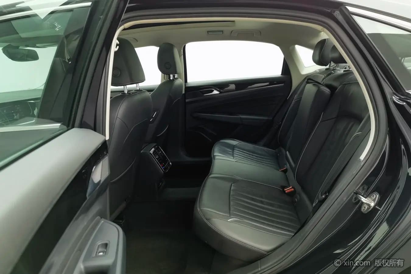 Volkswagen Passat 2023 г. 91484 км. — фото 18