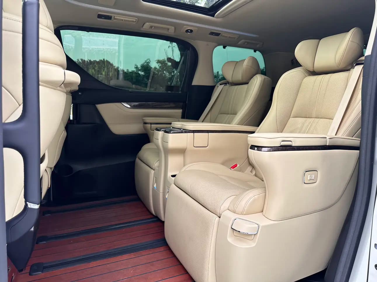 Toyota Alphard 2021 г. 73148 км. — фото 14