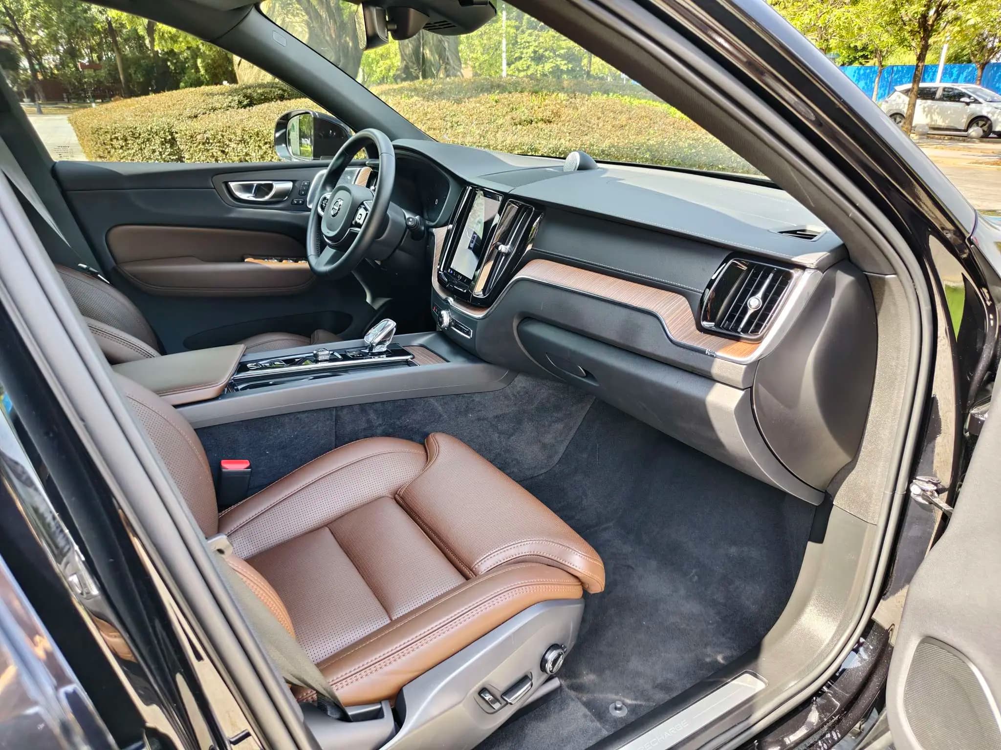 Volvo XC60 PHEV 2023 г. 30140 км. — фото 13