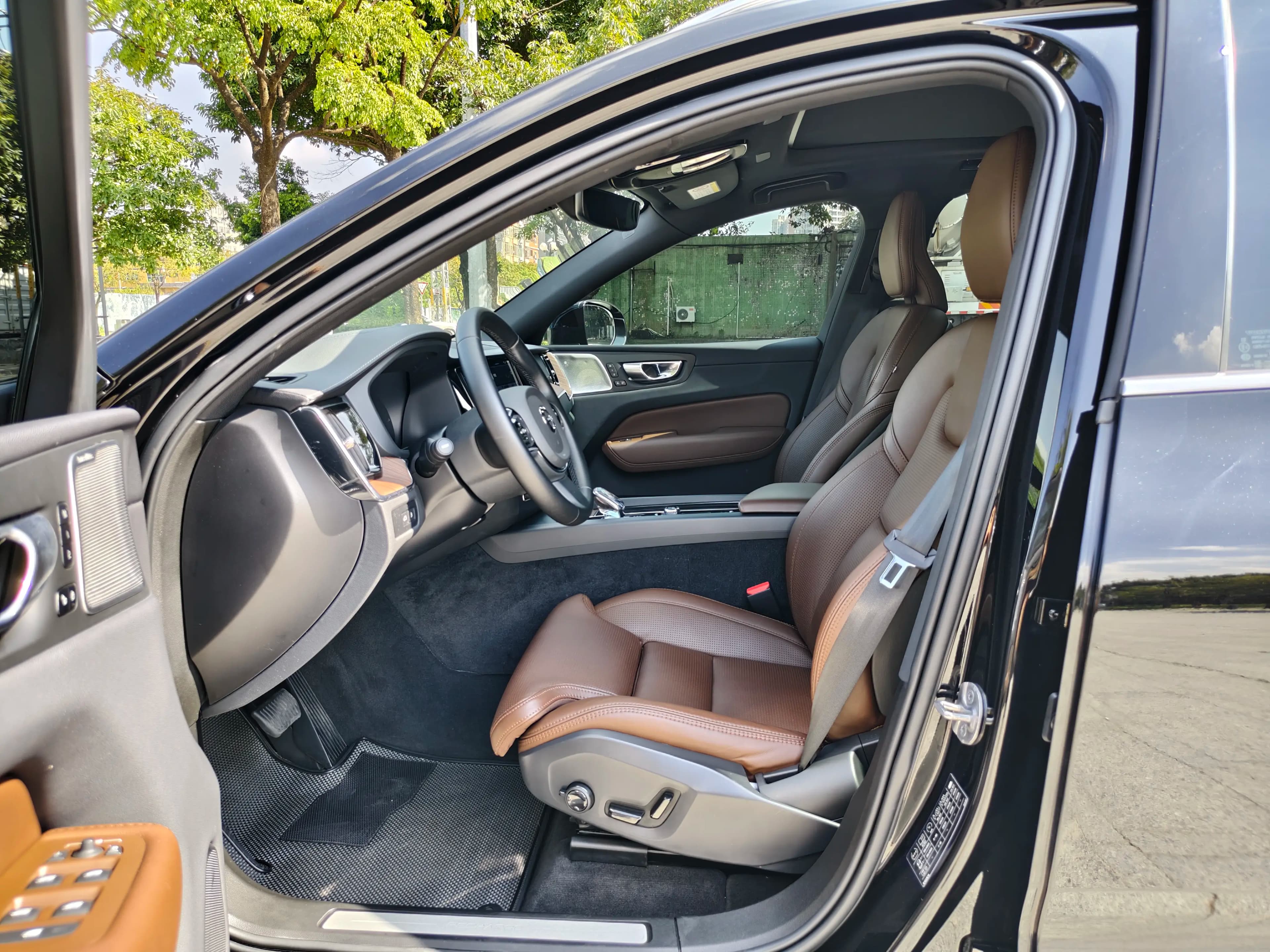 Volvo XC60 PHEV 2023 г. 30140 км. — фото 14
