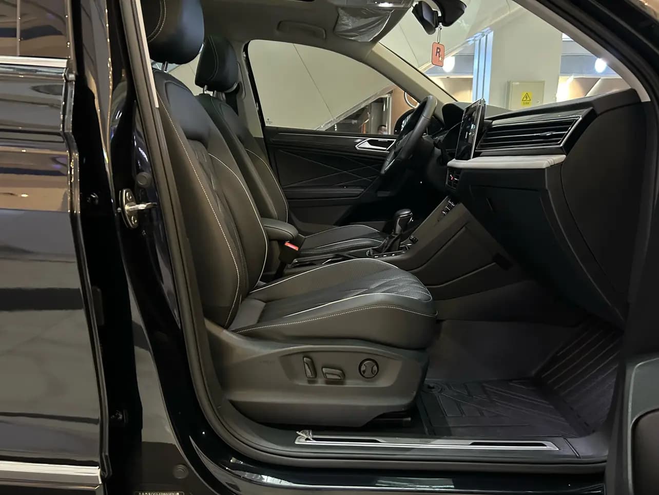 Volkswagen Tiguan L 2022 г. 54127 км. — фото 25