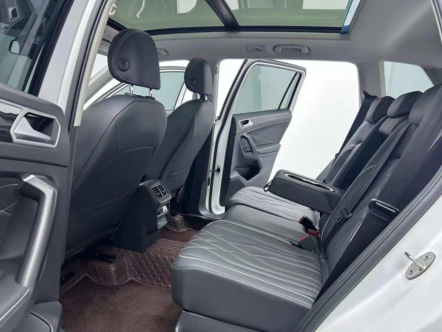 Volkswagen Tiguan L 2024 г. 33028 км. — фото 8