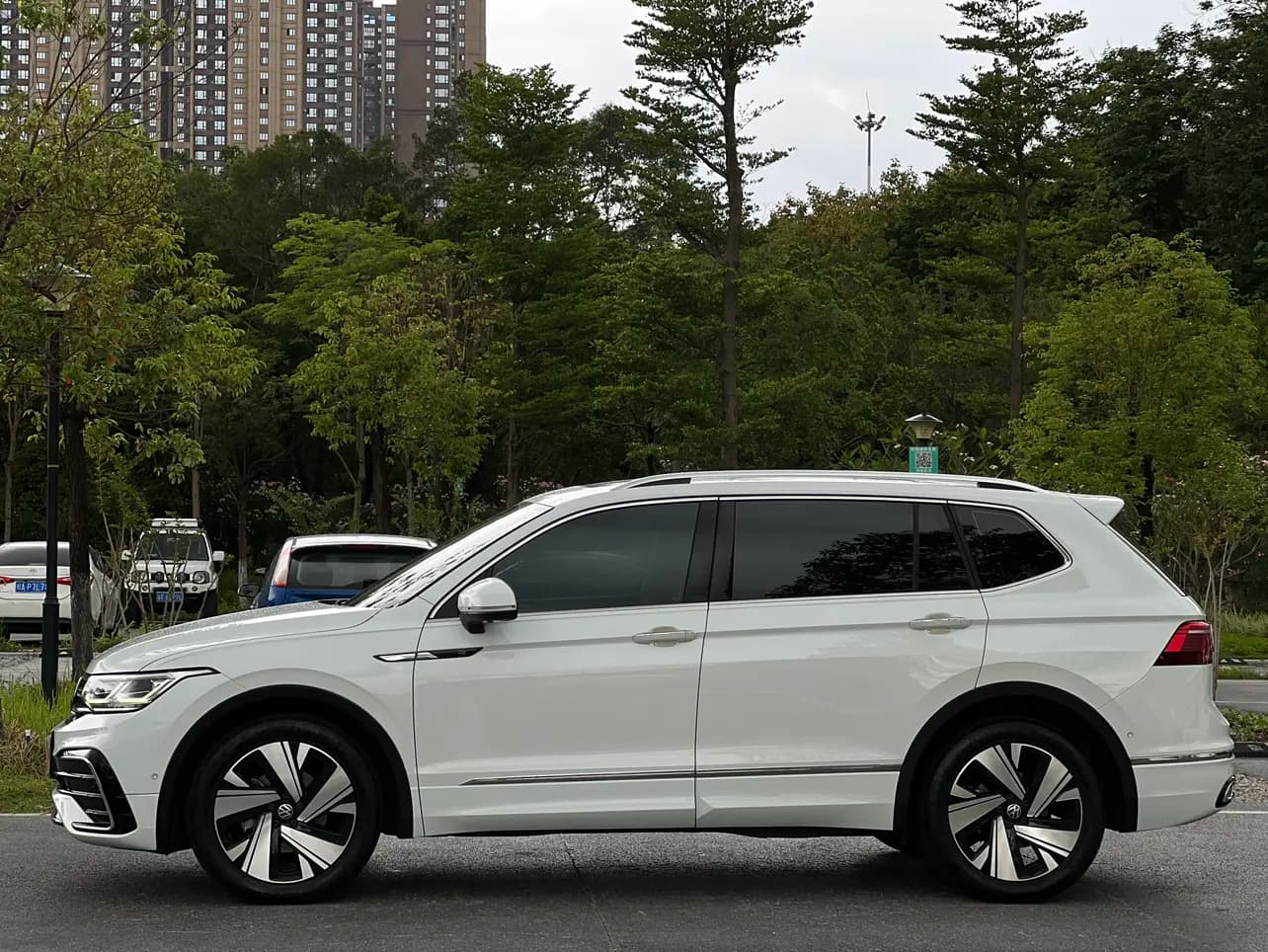 Volkswagen Tiguan L 2023 г. 48029 км. — фото 4