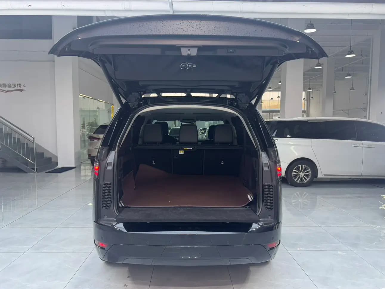 Land Rover Discovery 2022 г. 86101 км. — фото 12