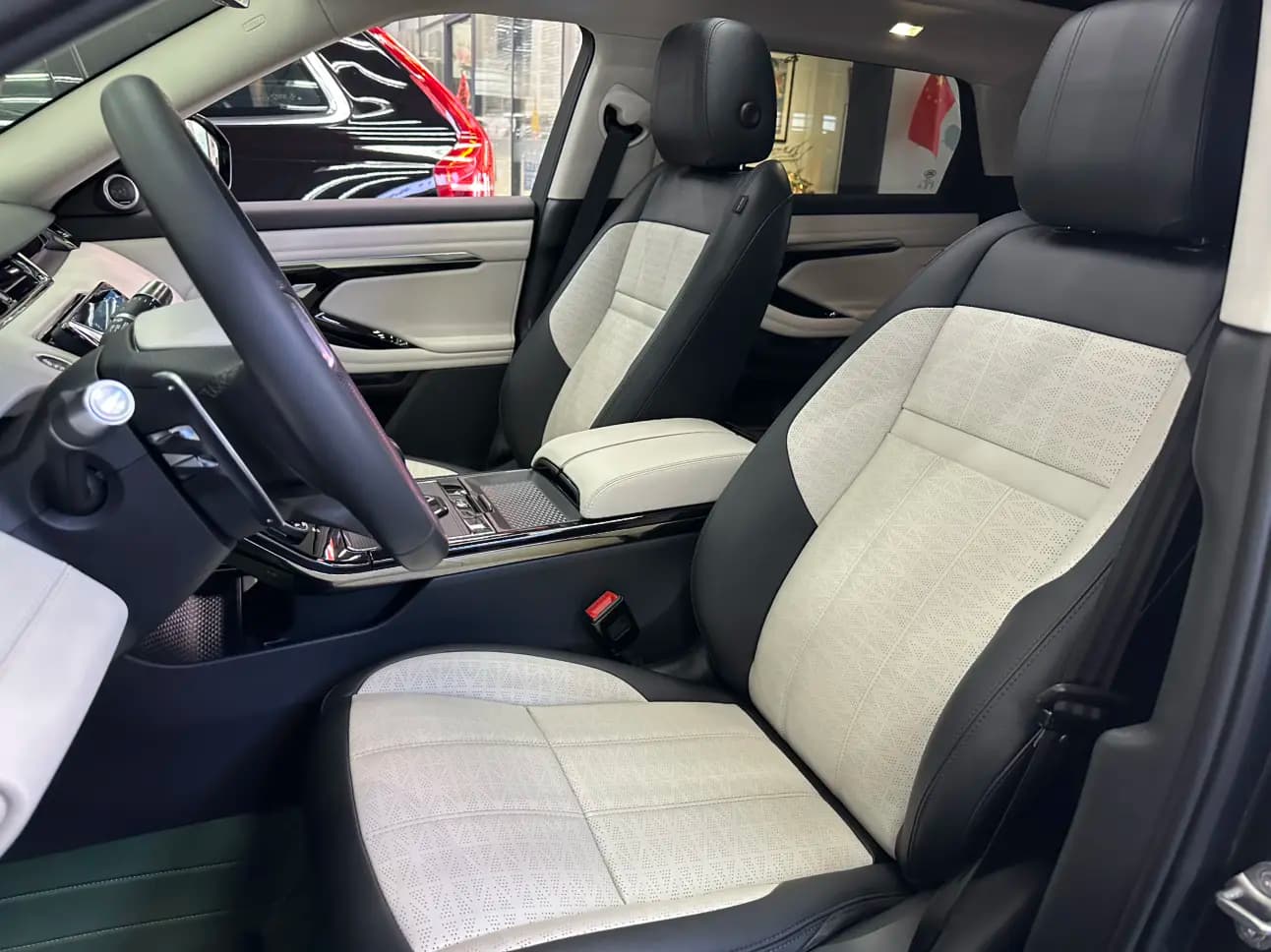 Land Rover Range Rover Evoque 2021 г. 52076 км. — фото 31