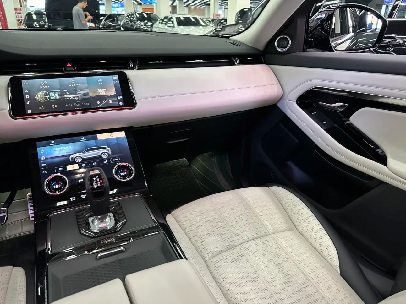 Land Rover Range Rover Evoque 2021 г. 52076 км. — фото 10