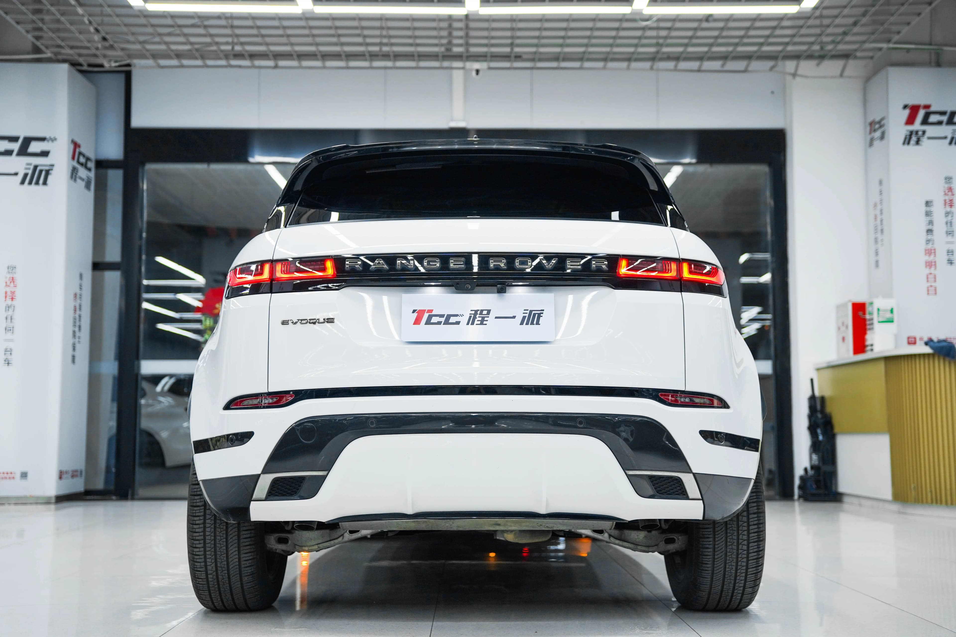 Land Rover Range Rover Evoque 2023 г. 49079 км. — фото 3