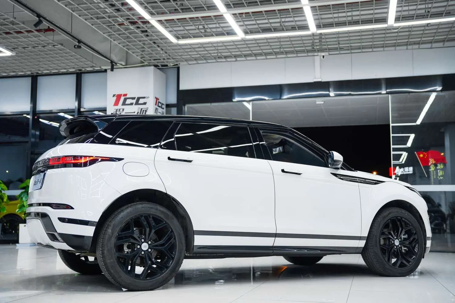 Land Rover Range Rover Evoque 2023 г. 49079 км. — фото 4