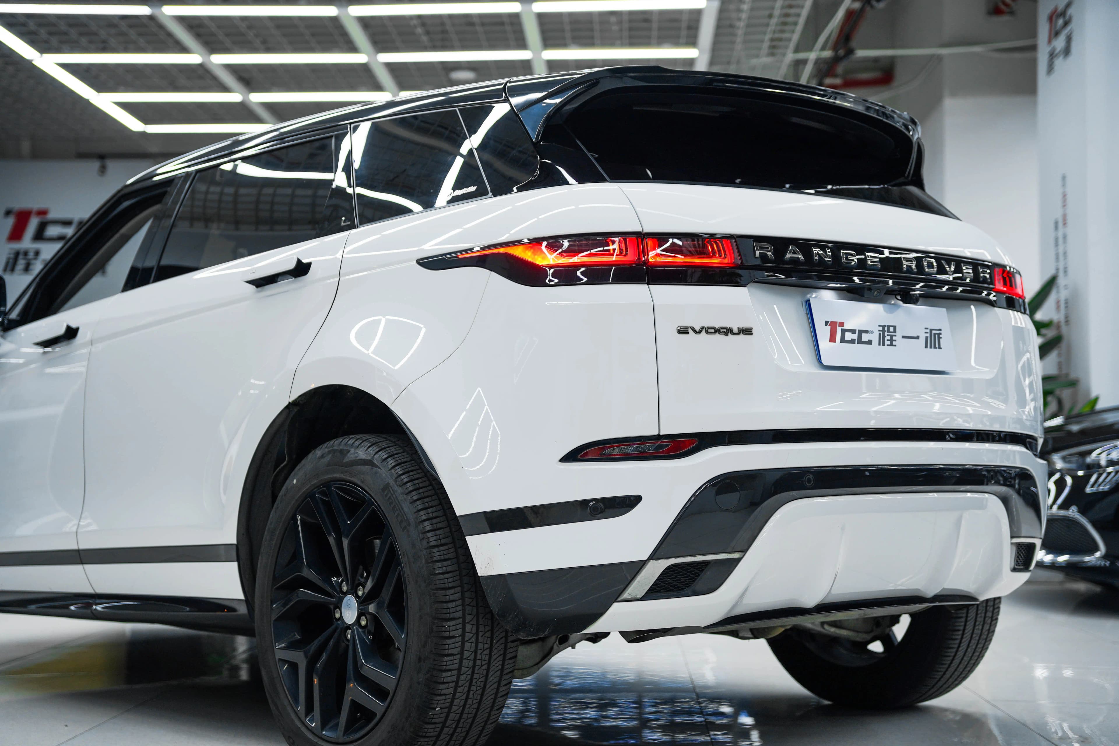Land Rover Range Rover Evoque 2023 г. 49079 км. — фото 6