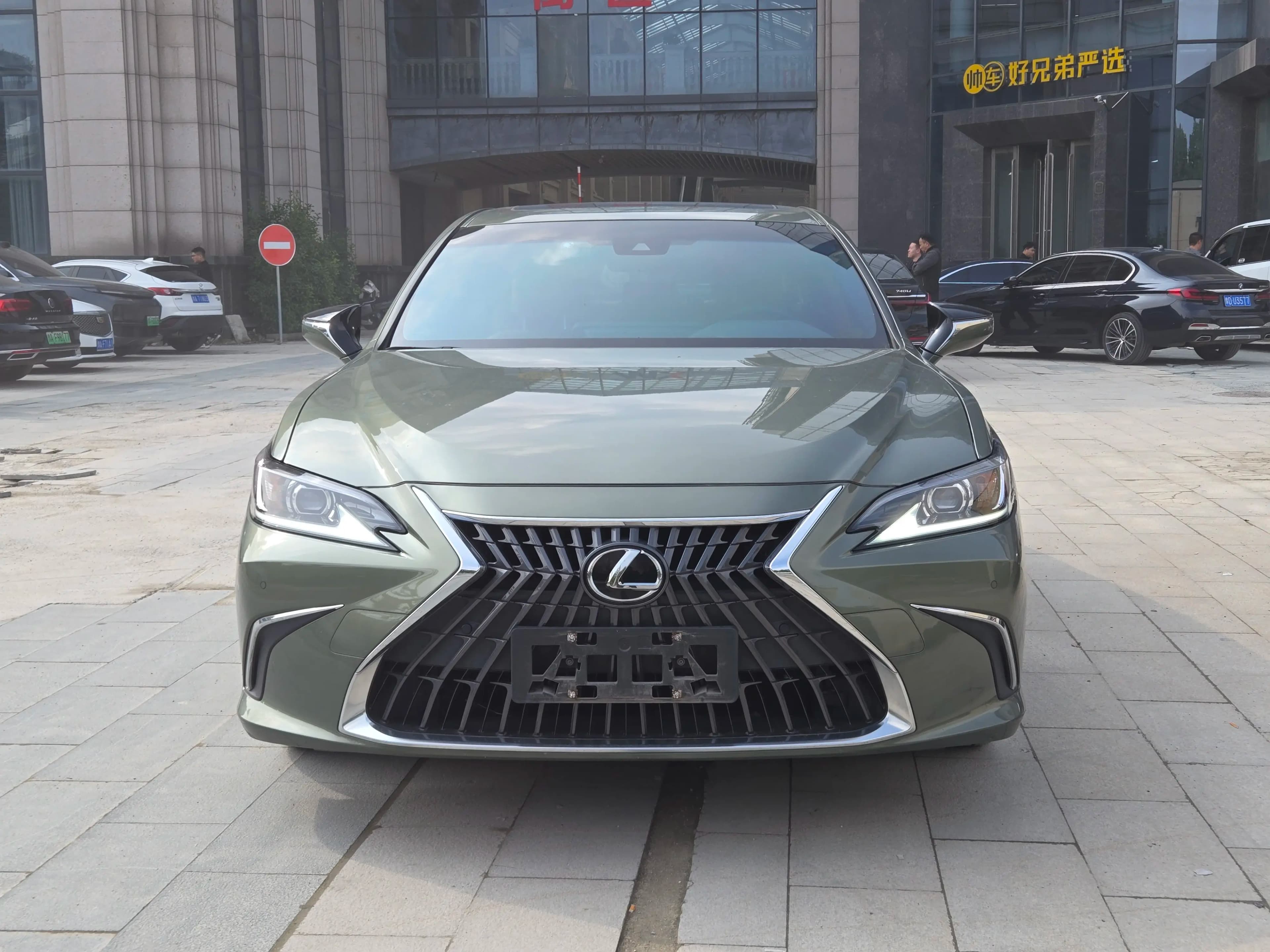 Lexus ES 2023 г. 12543 км. — фото 2