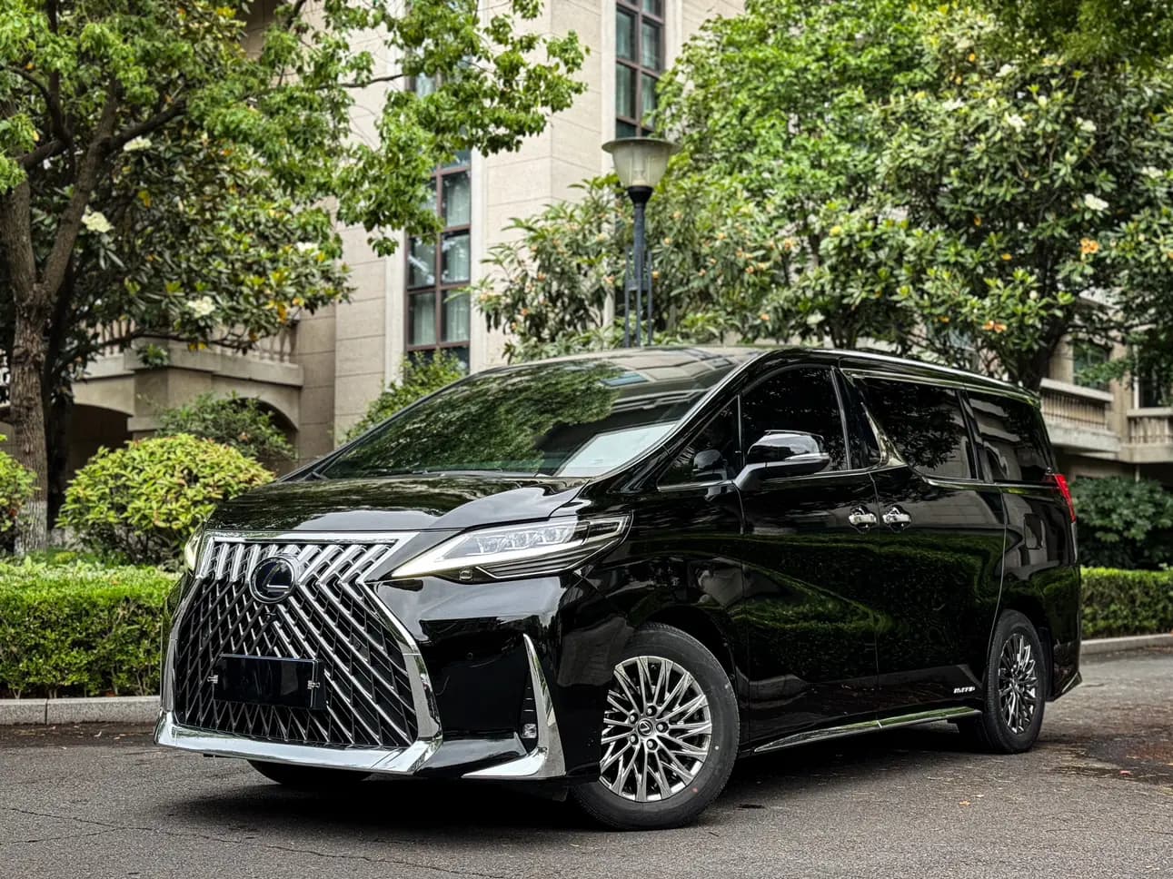 Lexus LM 2021 г. 26070 км.