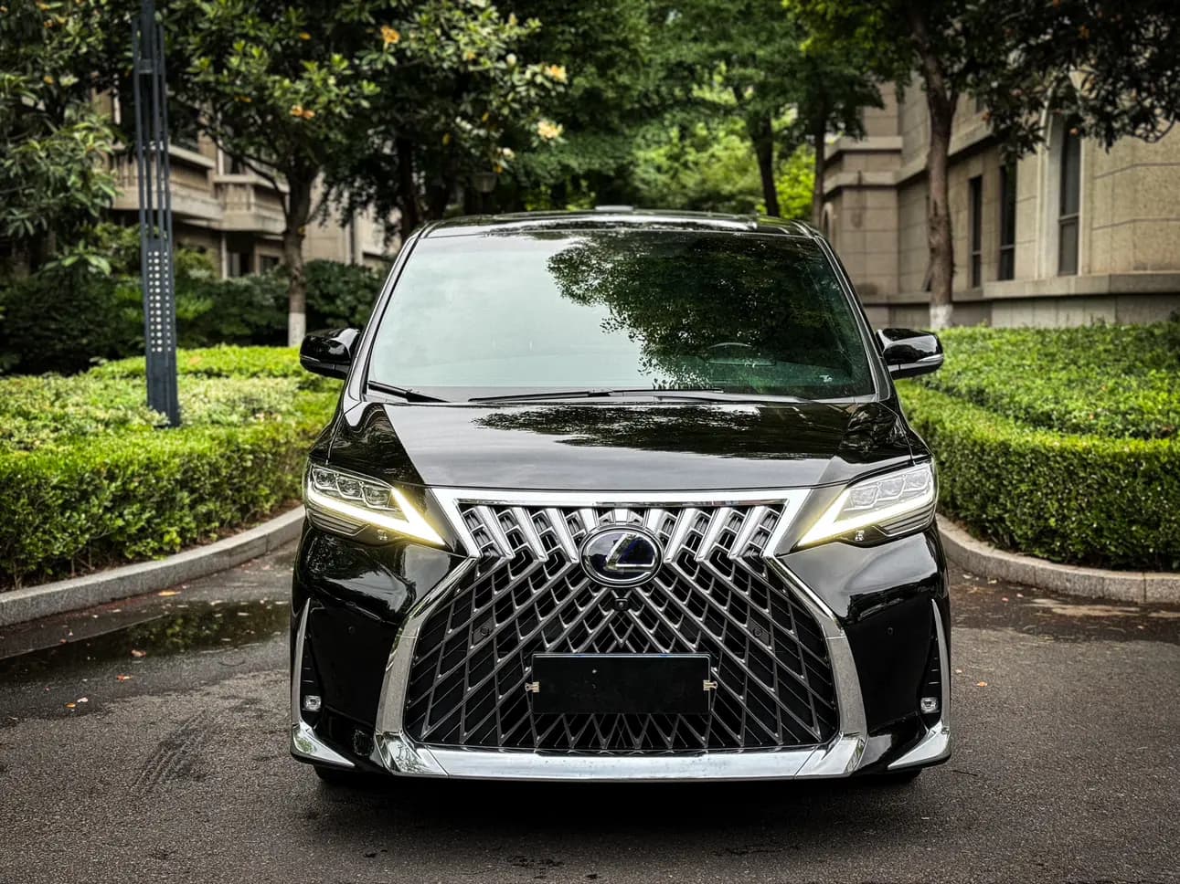 Lexus LM 2021 г. 26070 км. — фото 2
