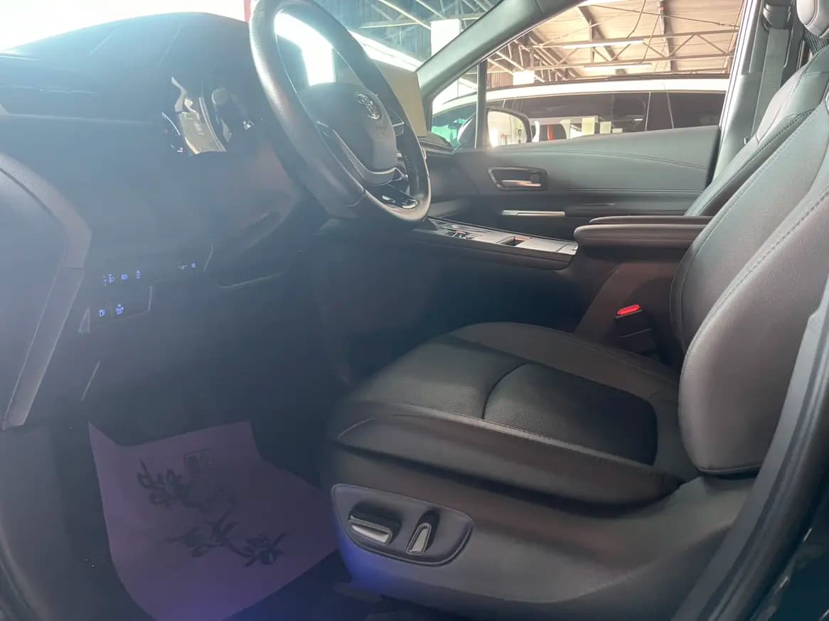 Toyota Sienna 2022 г. 49045 км. — фото 19