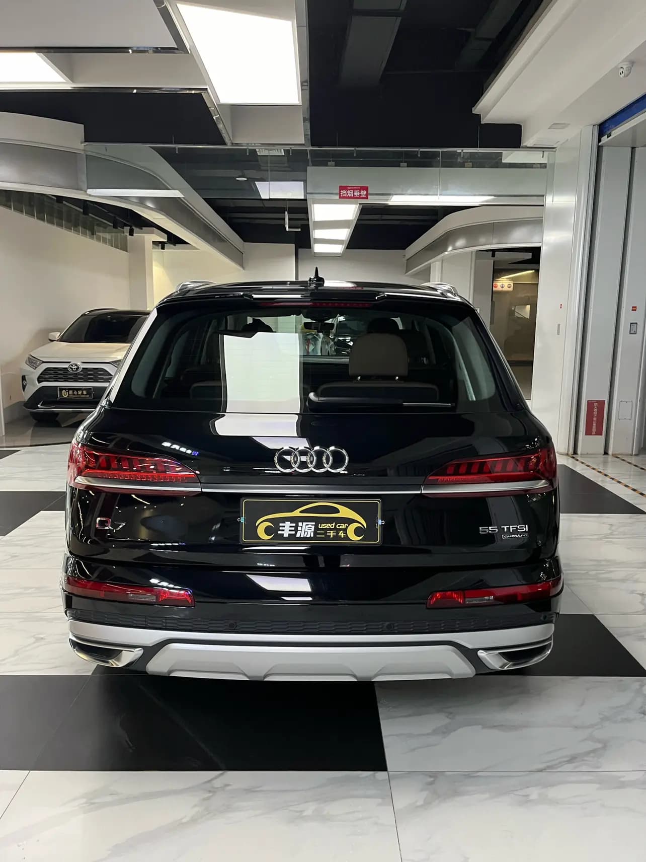 Audi Q7 2024 г. 83739 км. — фото 22
