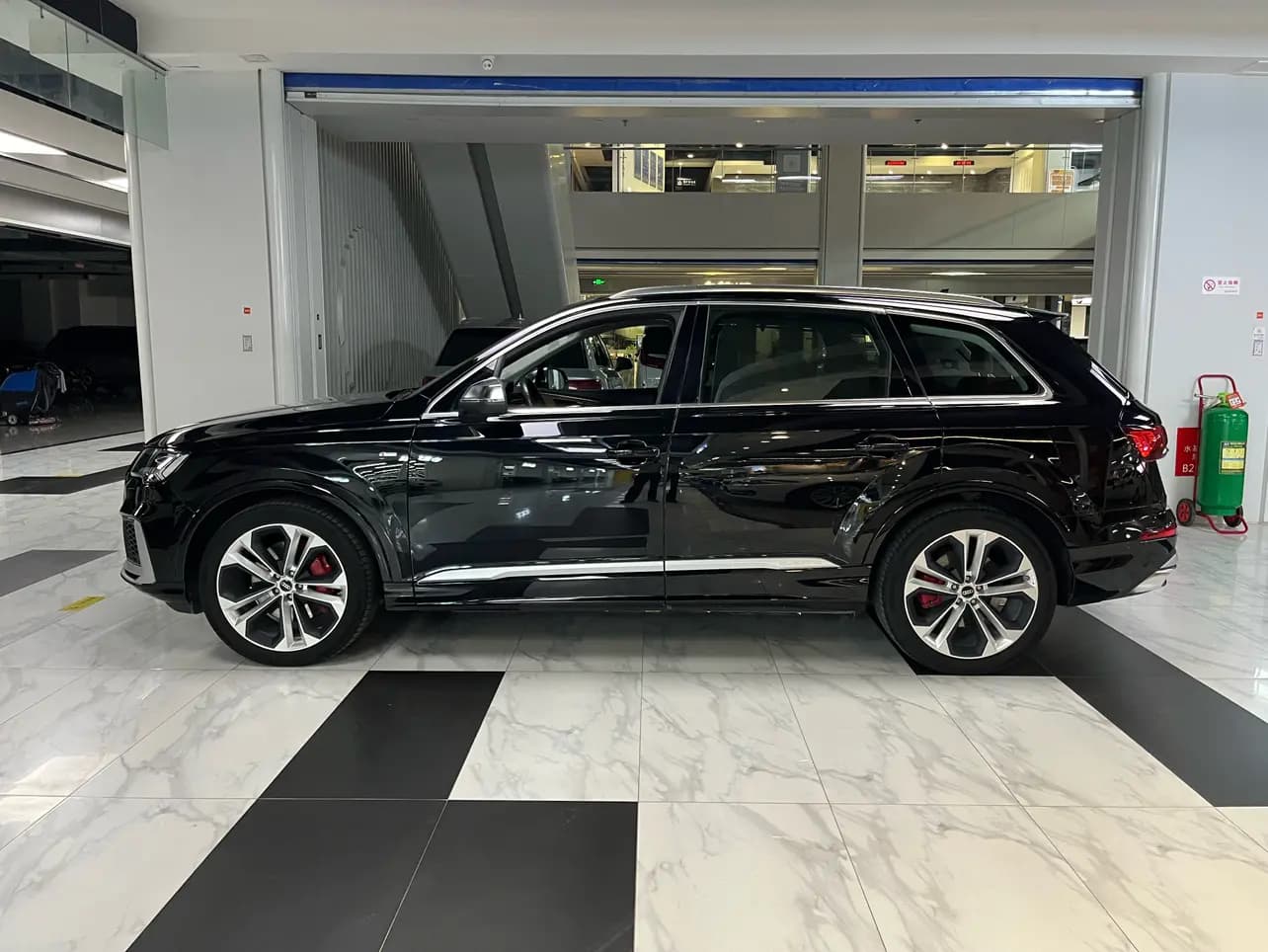 Audi Q7 2024 г. 83739 км. — фото 4