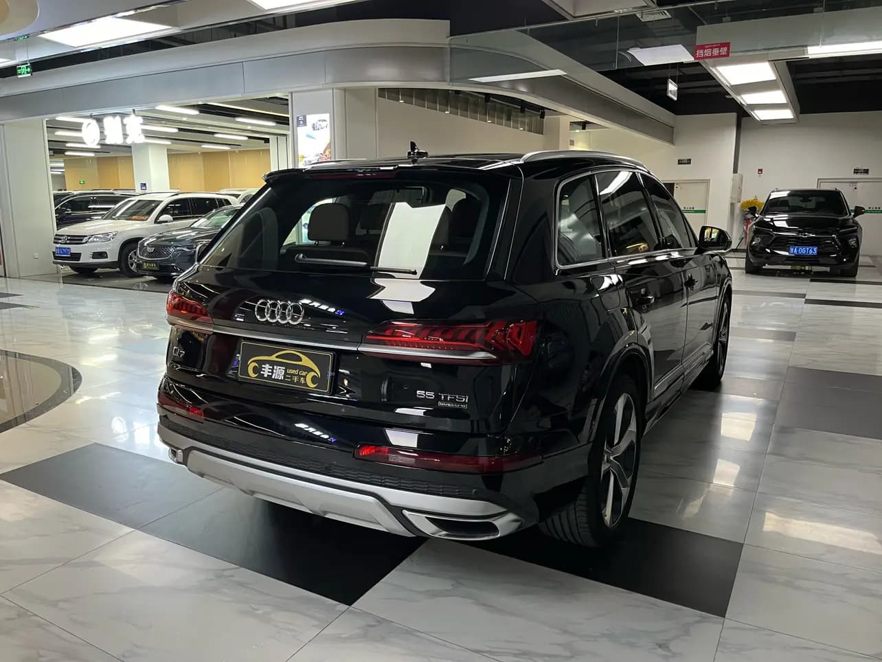 Audi Q7 2024 г. 83739 км. — фото 7