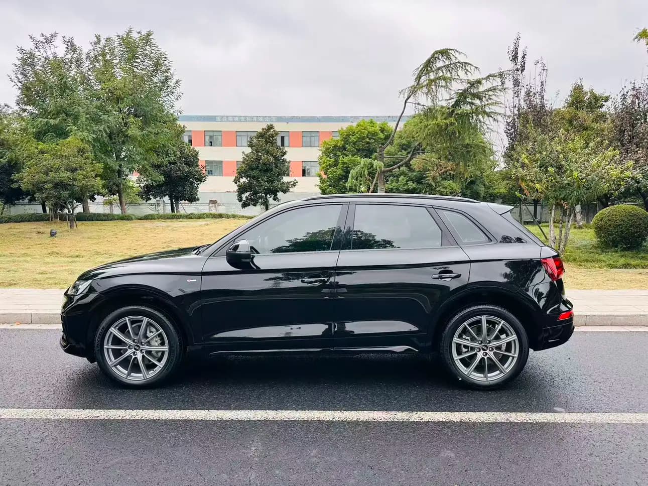 Audi Q5L 2023 г. 30069 км. — фото 3
