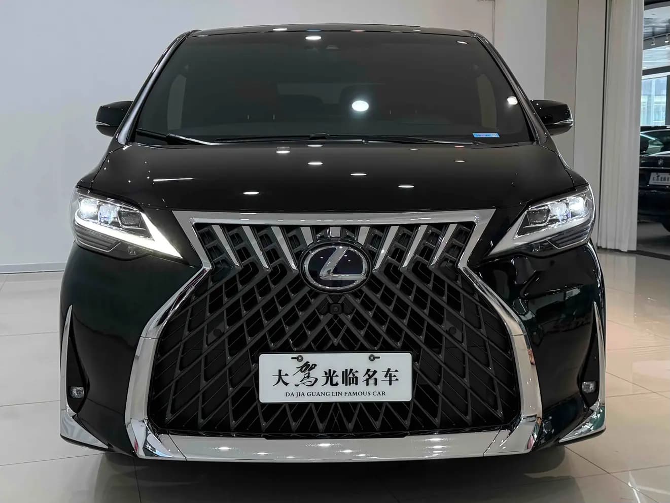Lexus LM 2022 г. 40073 км. — фото 2