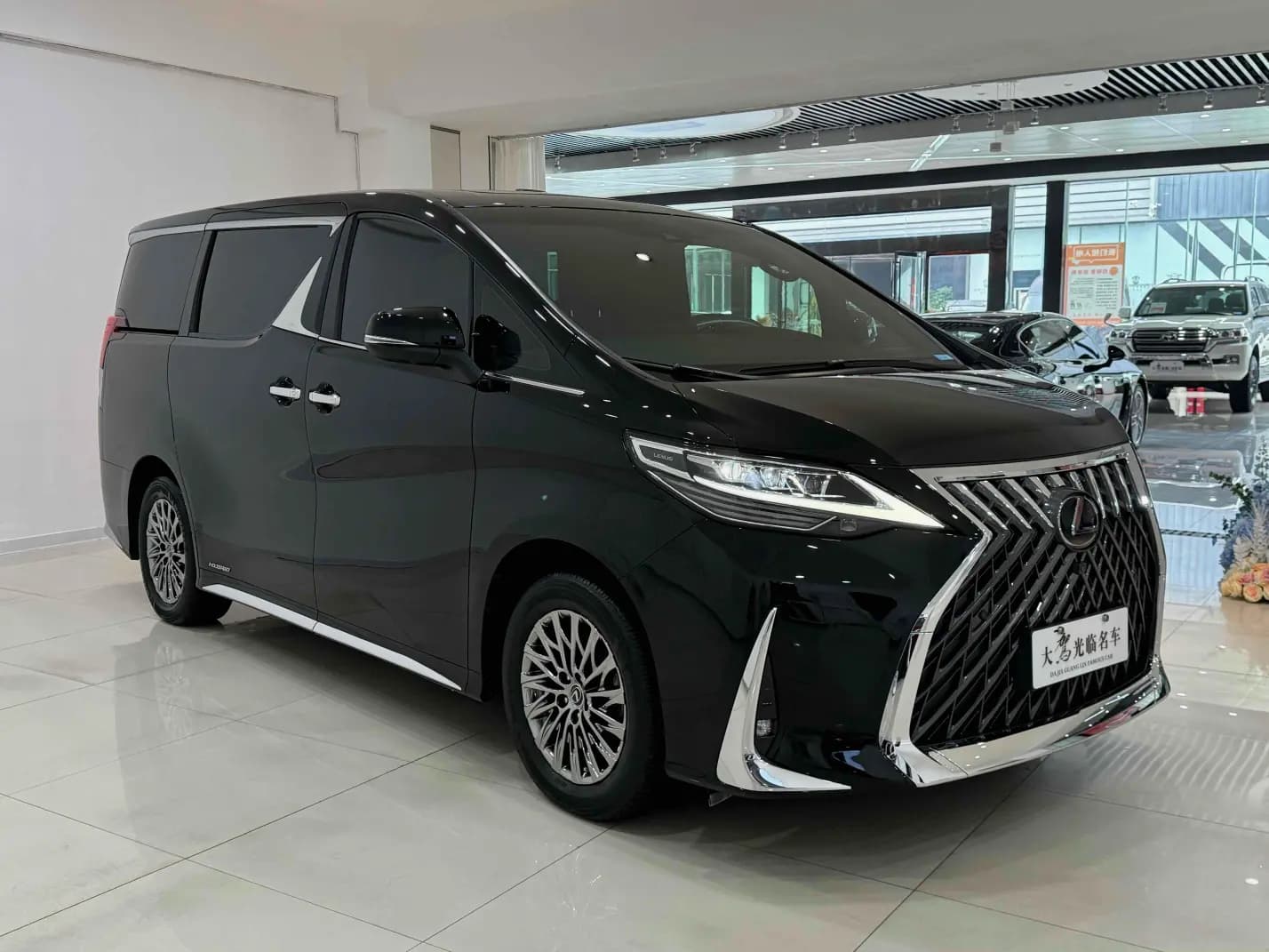 Lexus LM 2022 г. 40073 км. — фото 3