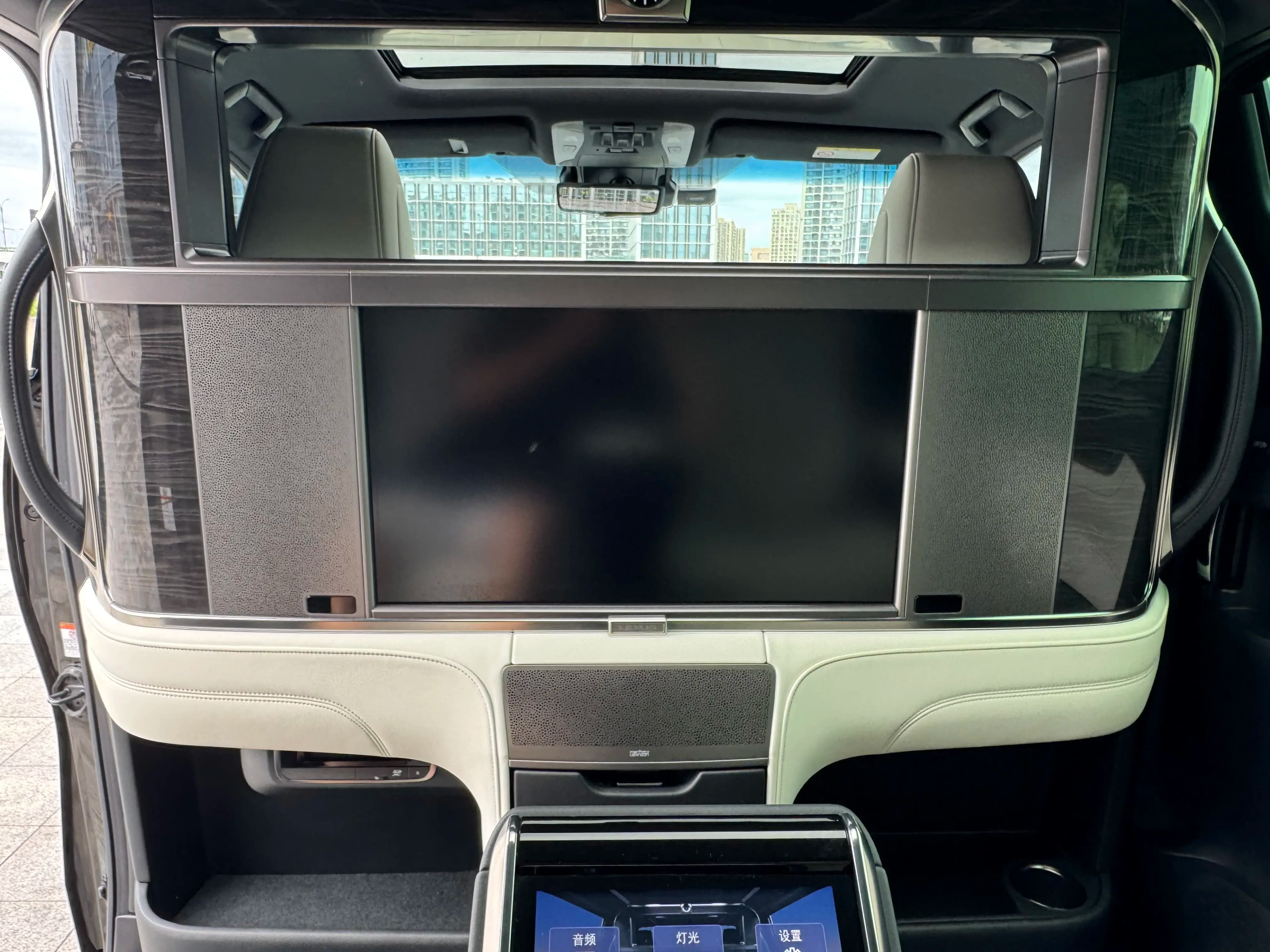 Lexus LM 2021 г. 86072 км. — фото 12