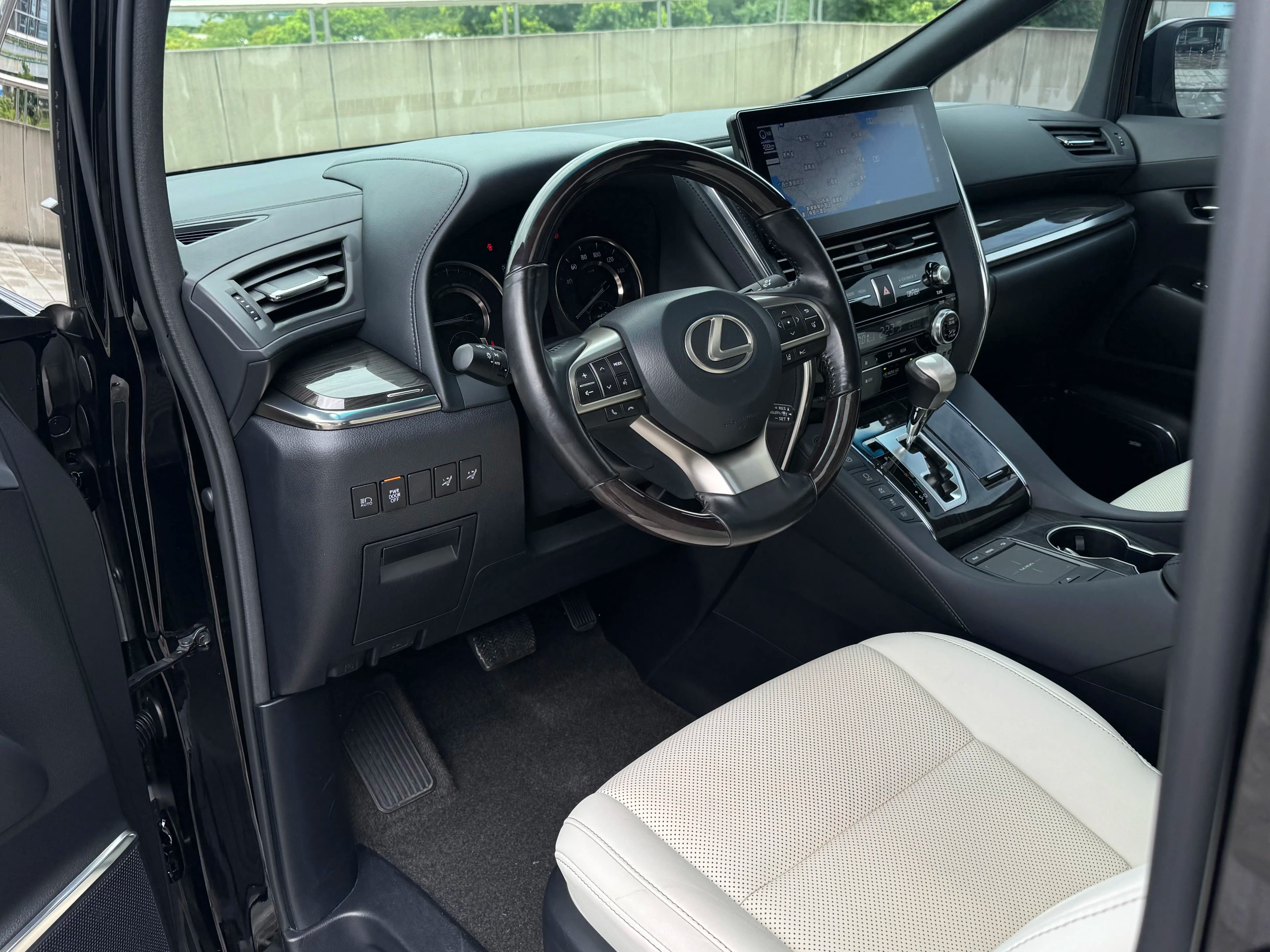 Lexus LM 2021 г. 86072 км. — фото 24
