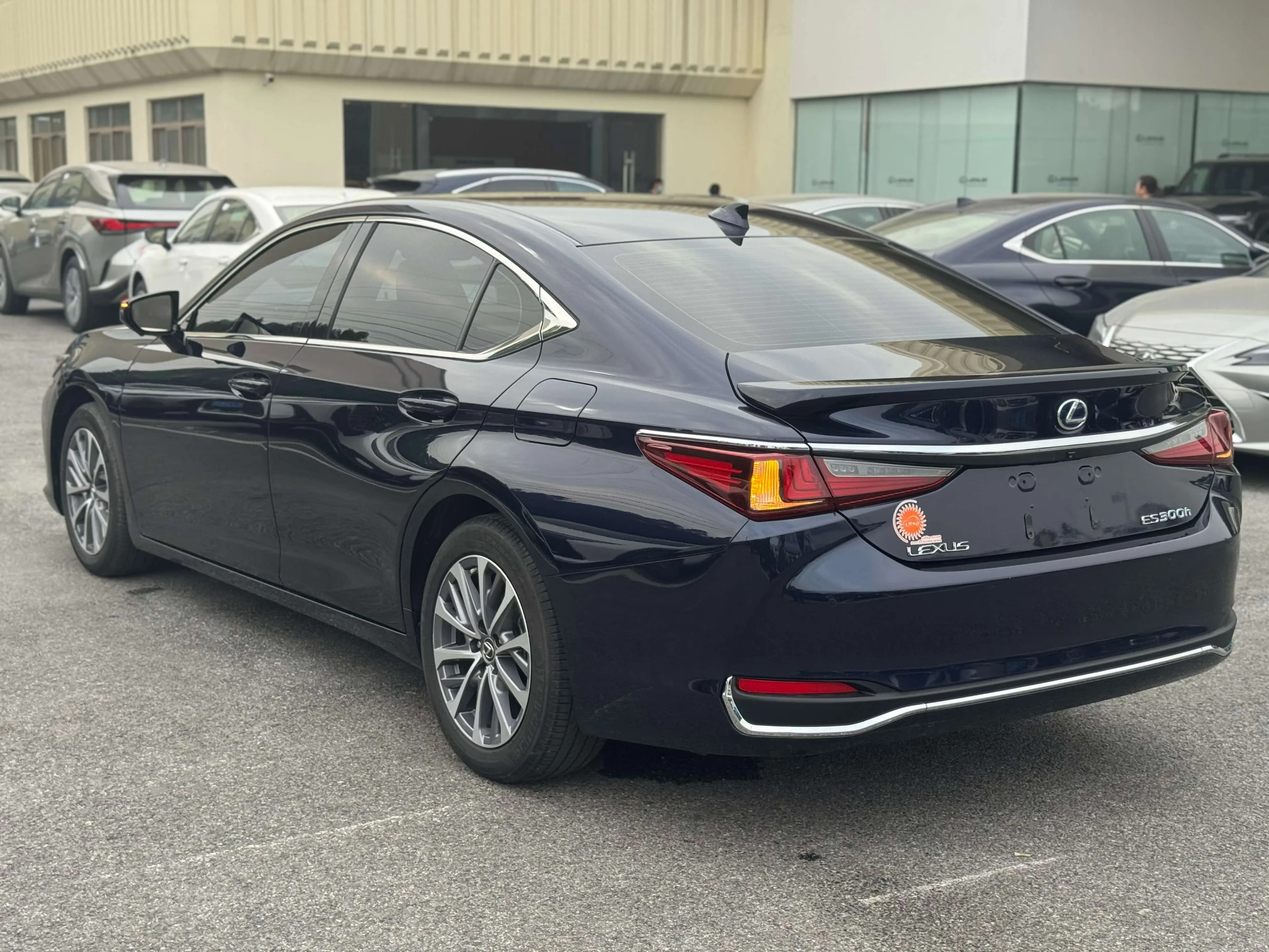 Lexus ES 2022 г. 95145 км. — фото 4