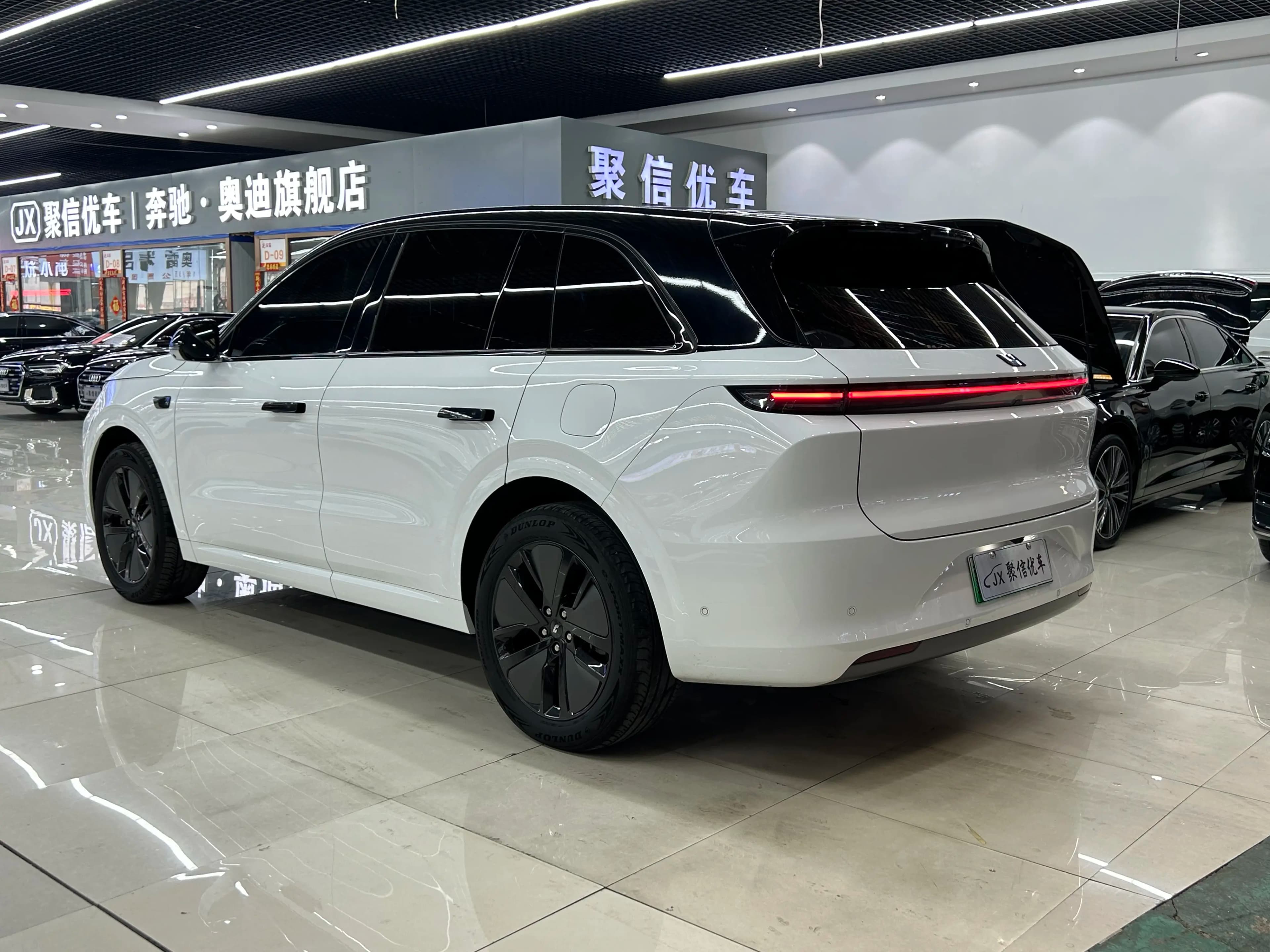 Lixiang L6 2024 г. 16090 км.