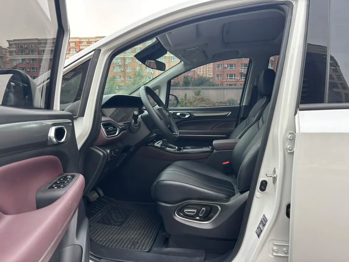 GAC Trumpchi M6 2024 г. 10000 км. — фото 15